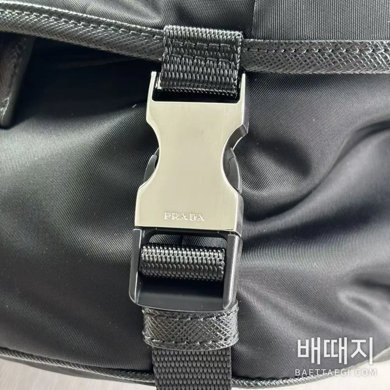 프라다 1v811 바이커 미듐 (사슬) 검수사진 7