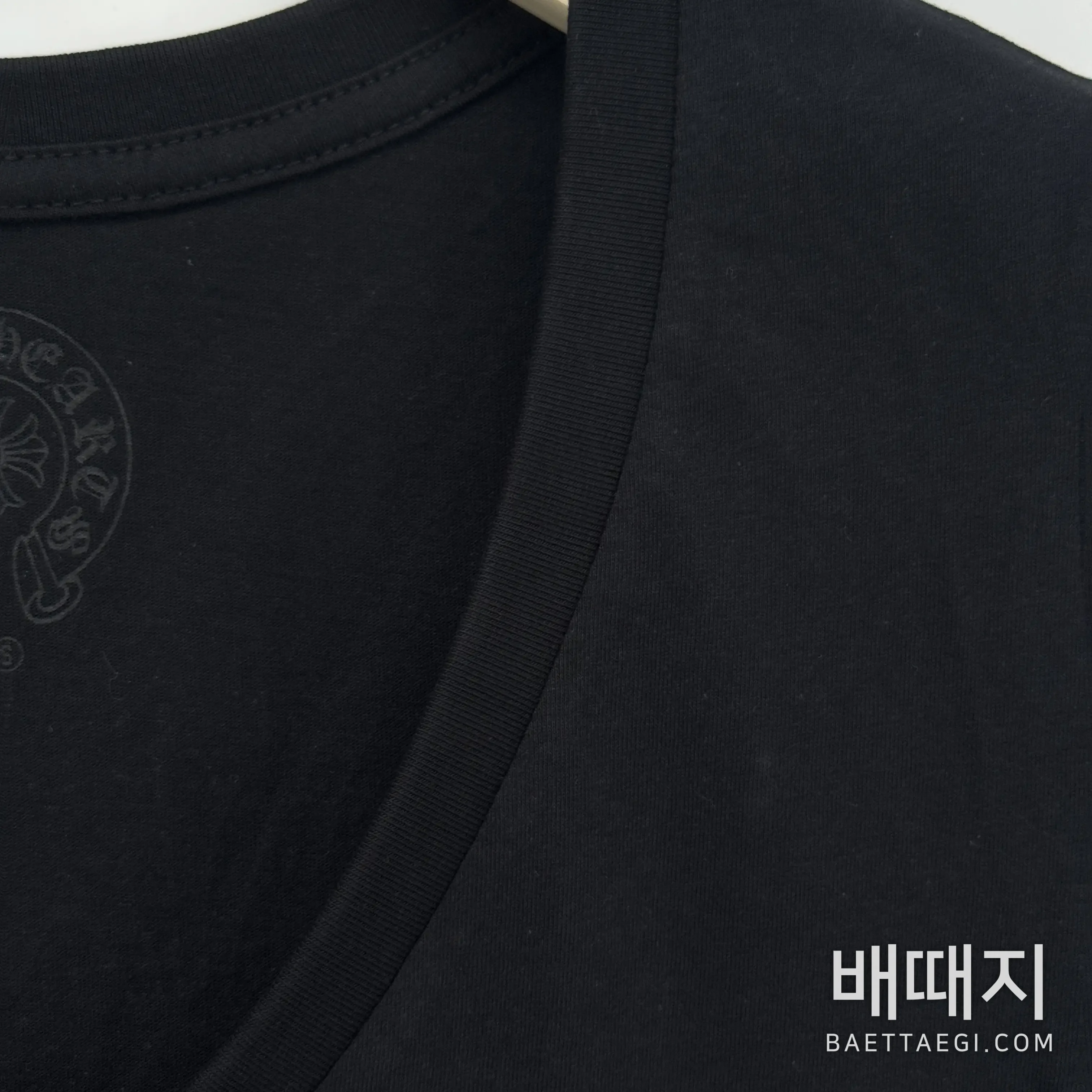 크롬하츠 여성 V넥 말굽 십자가 반팔 티셔츠 검수사진 5