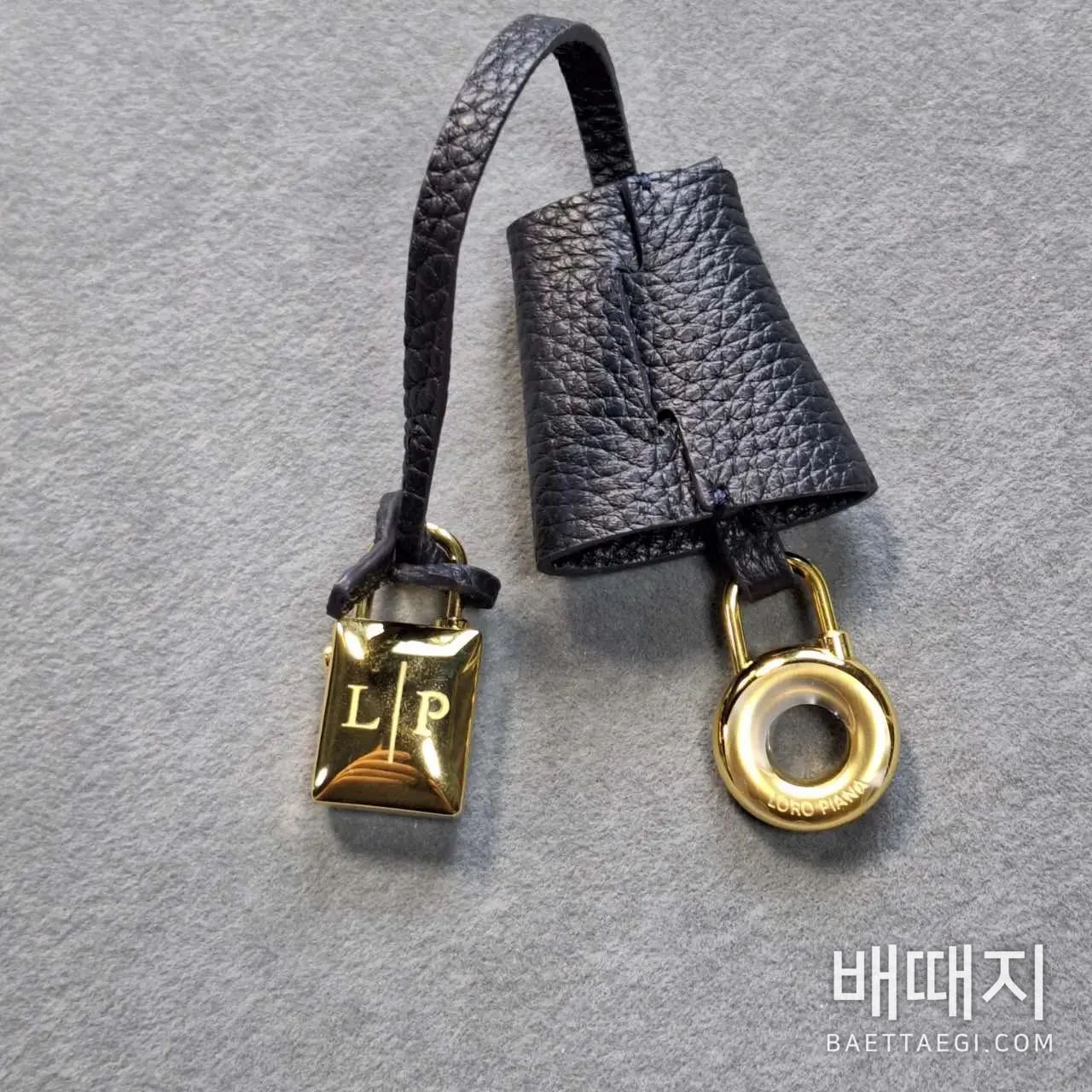 로로피아나 니들 탈착 숄더 스트랩 핸드백 검수사진 2