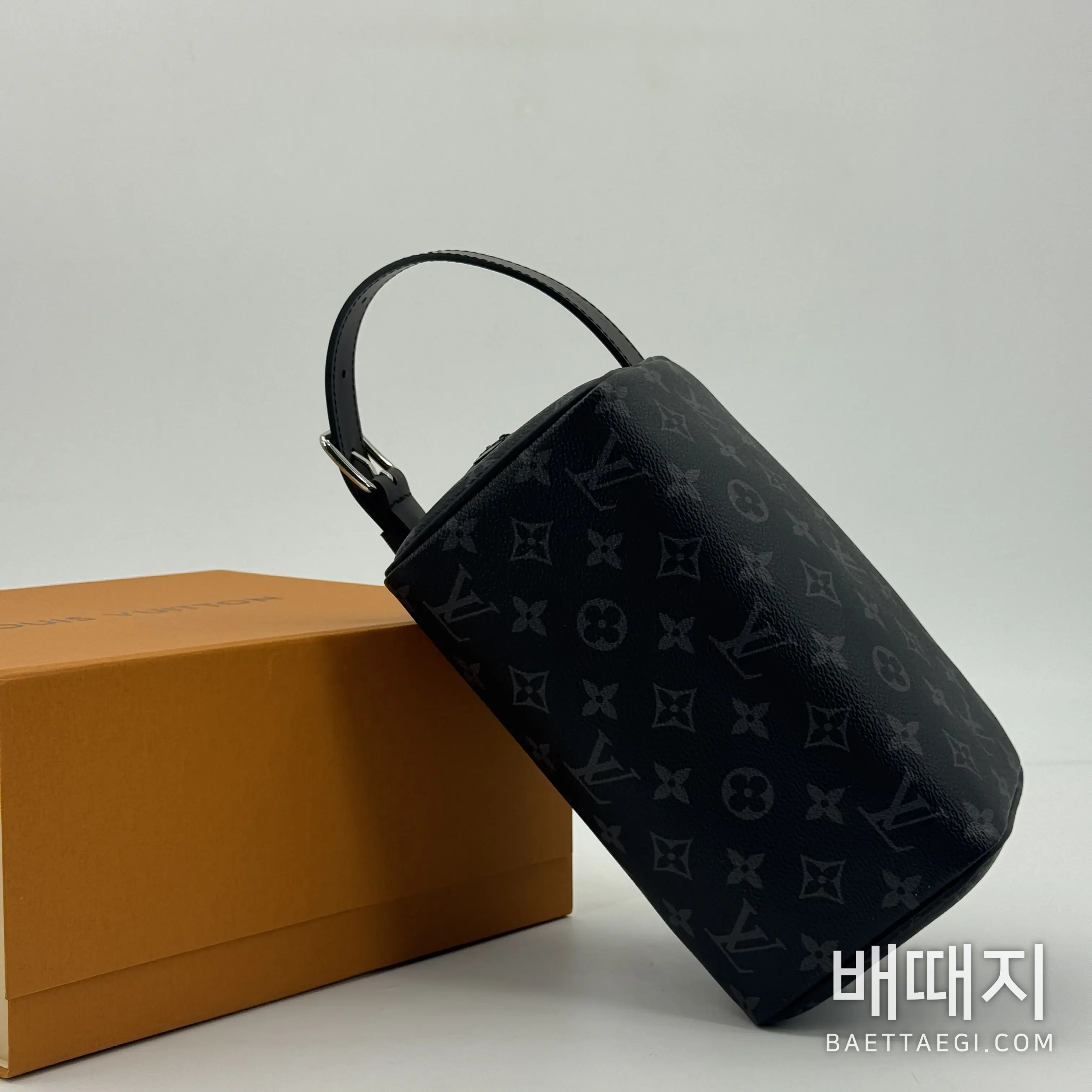 루이비통 록커 도프킷 모노그램 에클립스 가방 M83113 검수사진 6