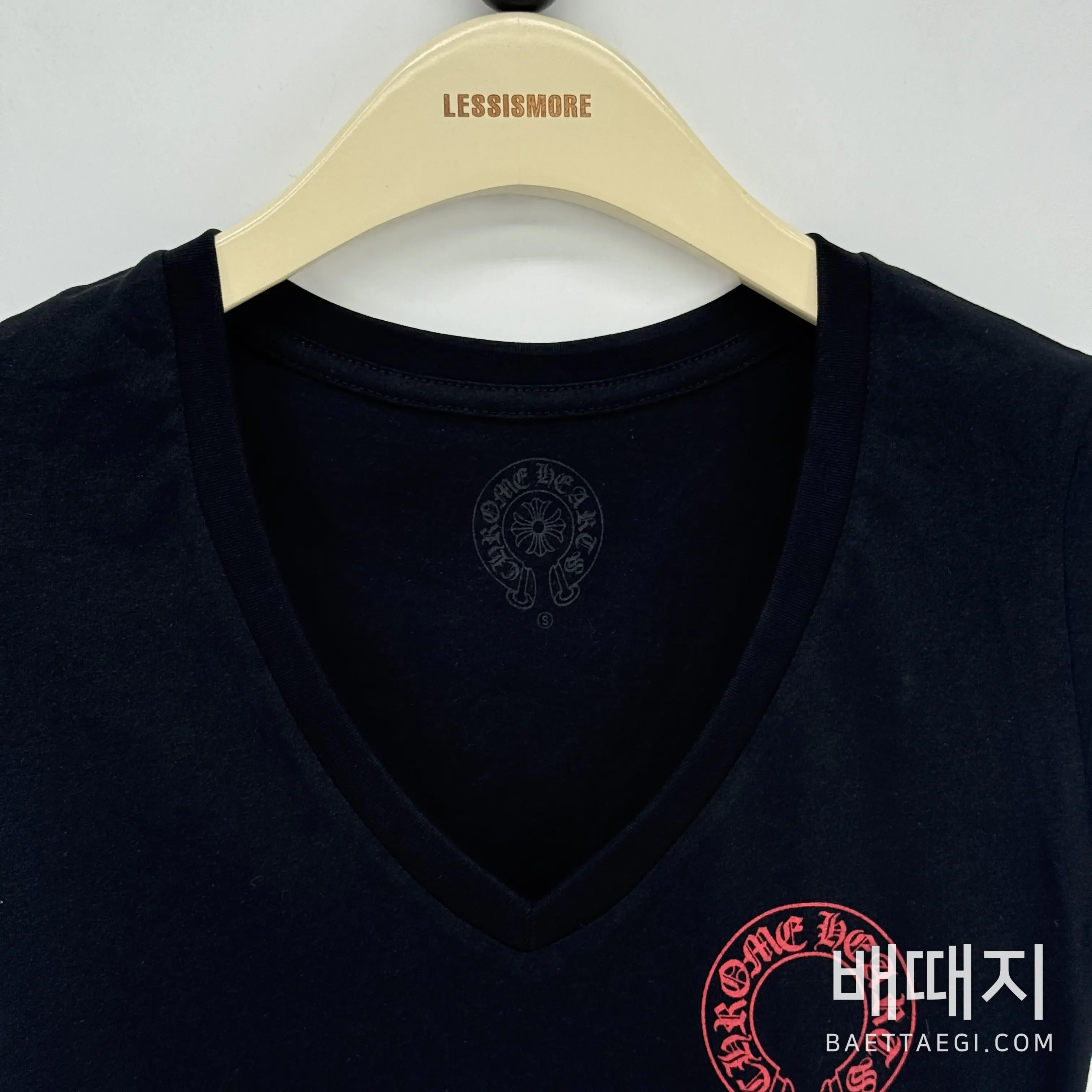 크롬하츠 여성 V넥 말굽 십자가 반팔 티셔츠 검수사진 4