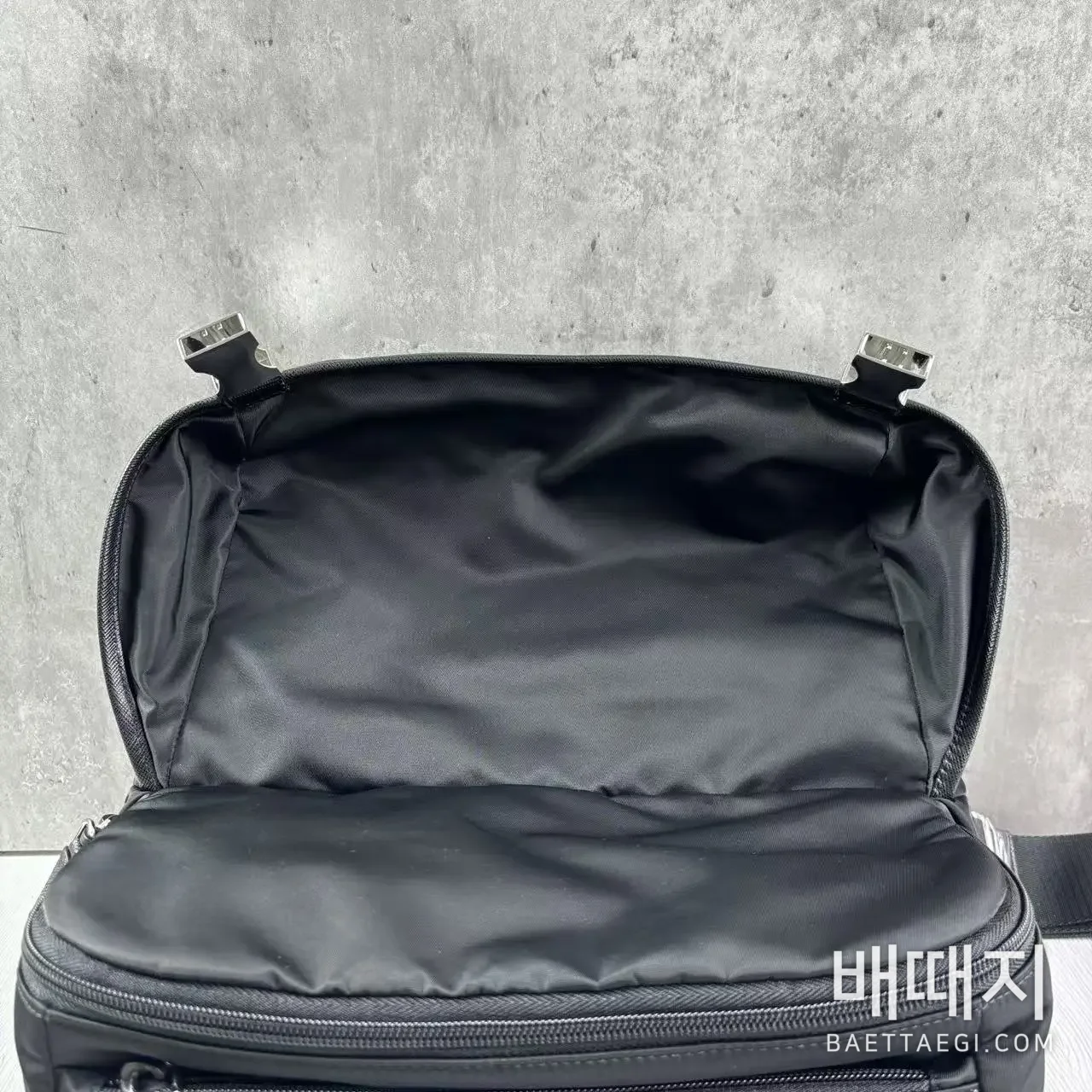 프라다 1v811 바이커 미듐 (사슬) 검수사진 3