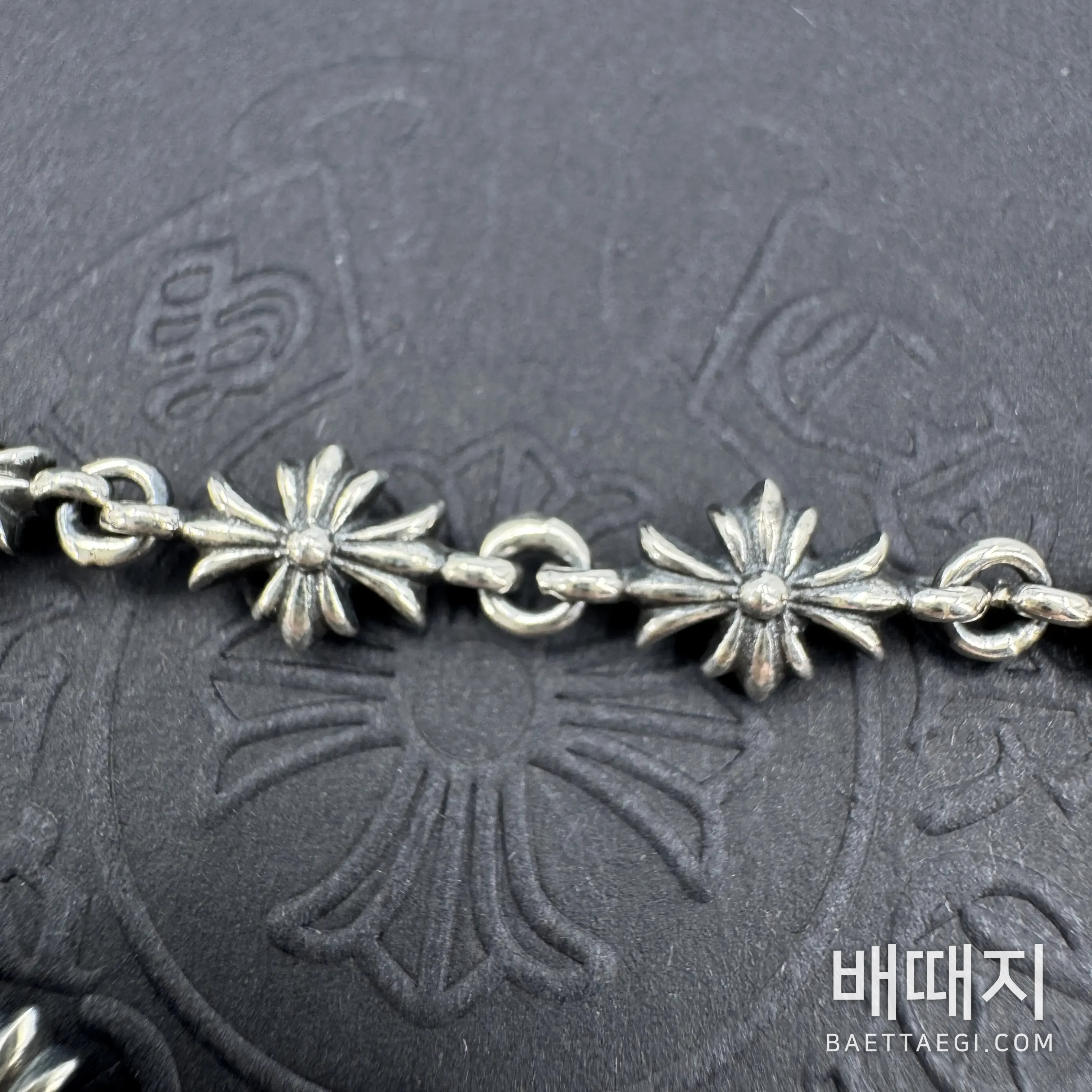 크롬하츠 크로스 엠보싱 팔찌 (순은)61905 검수사진 4