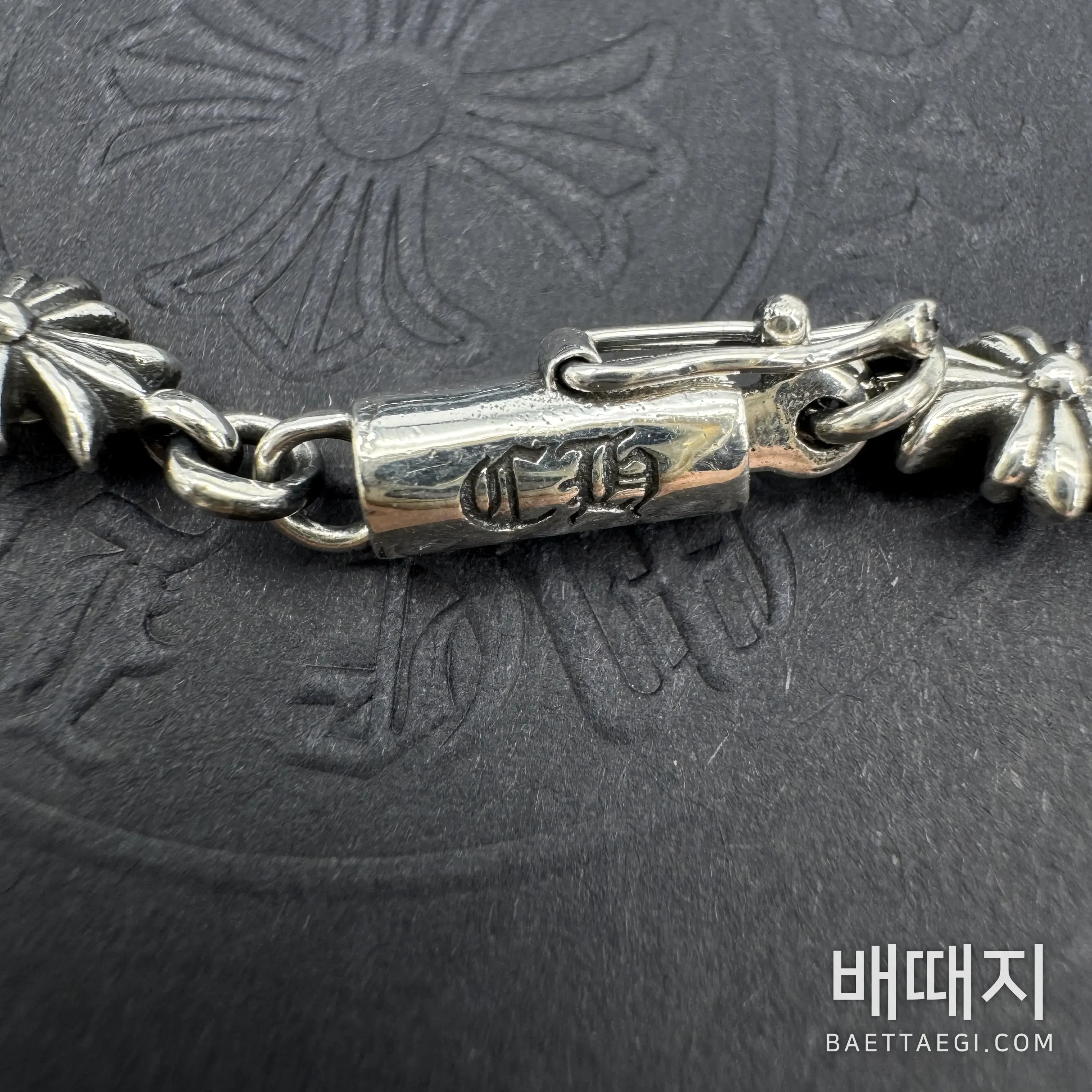 크롬하츠 크로스 엠보싱 팔찌 (순은)61905 검수사진 3
