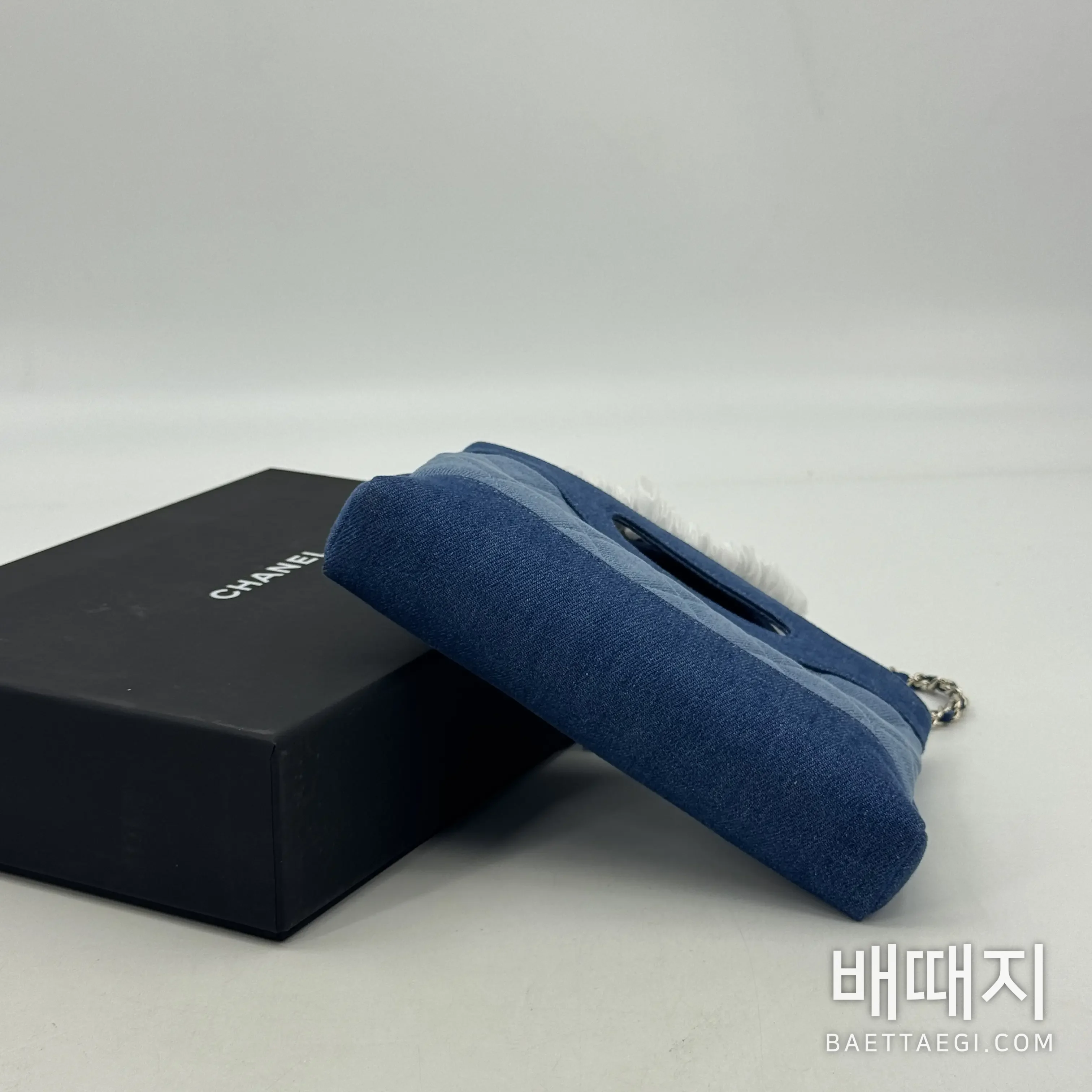샤넬 라이트 블루 데님 퀼팅 숄더백 검수사진 3
