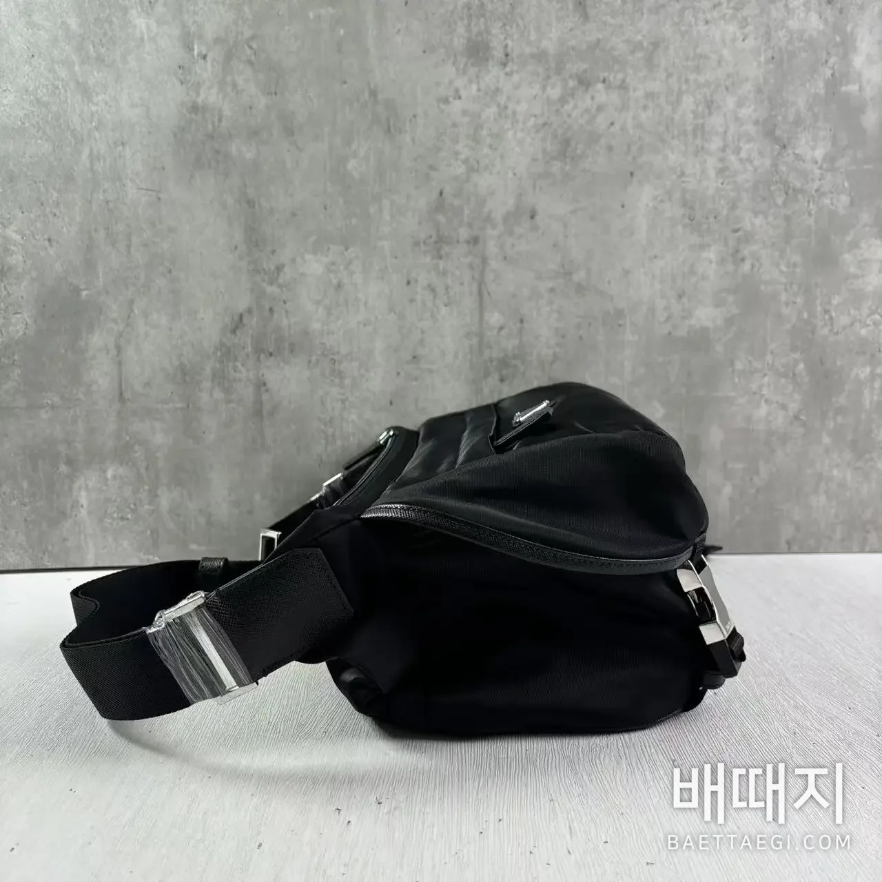 프라다 1v811 바이커 미듐 (사슬) 검수사진 9