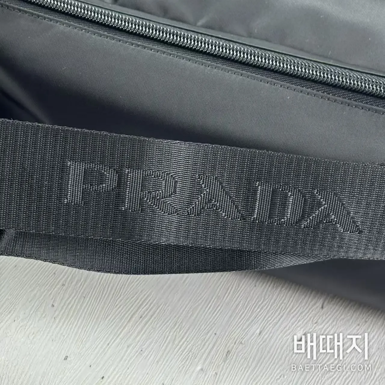 프라다 1v811 바이커 미듐 (사슬) 검수사진 14