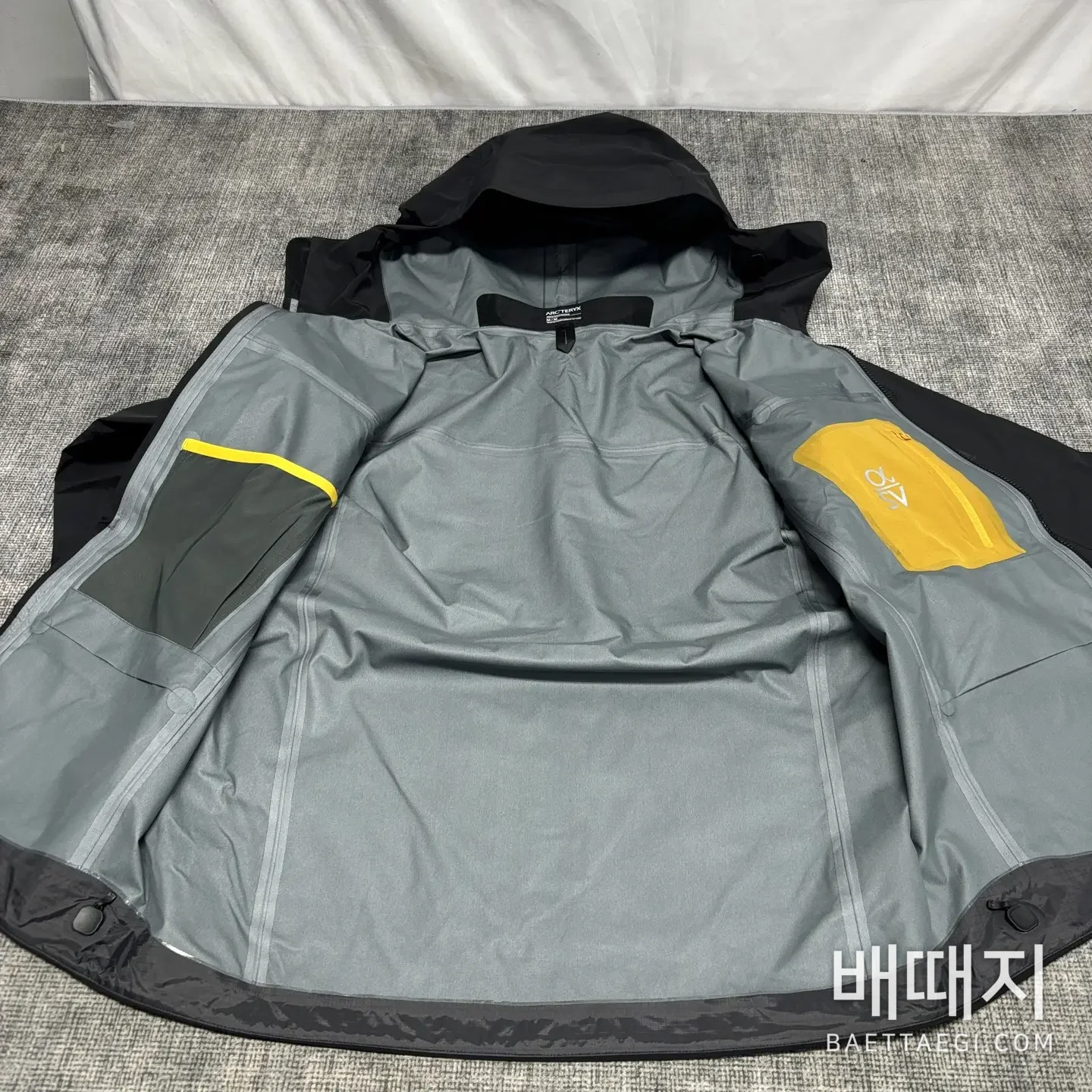 아크테릭스 [TZ] 알파 SV 자켓 6세대 블랙 골드 200130 Arc'teryx Alpha SV Jacket 6 24K Black 검수사진 3