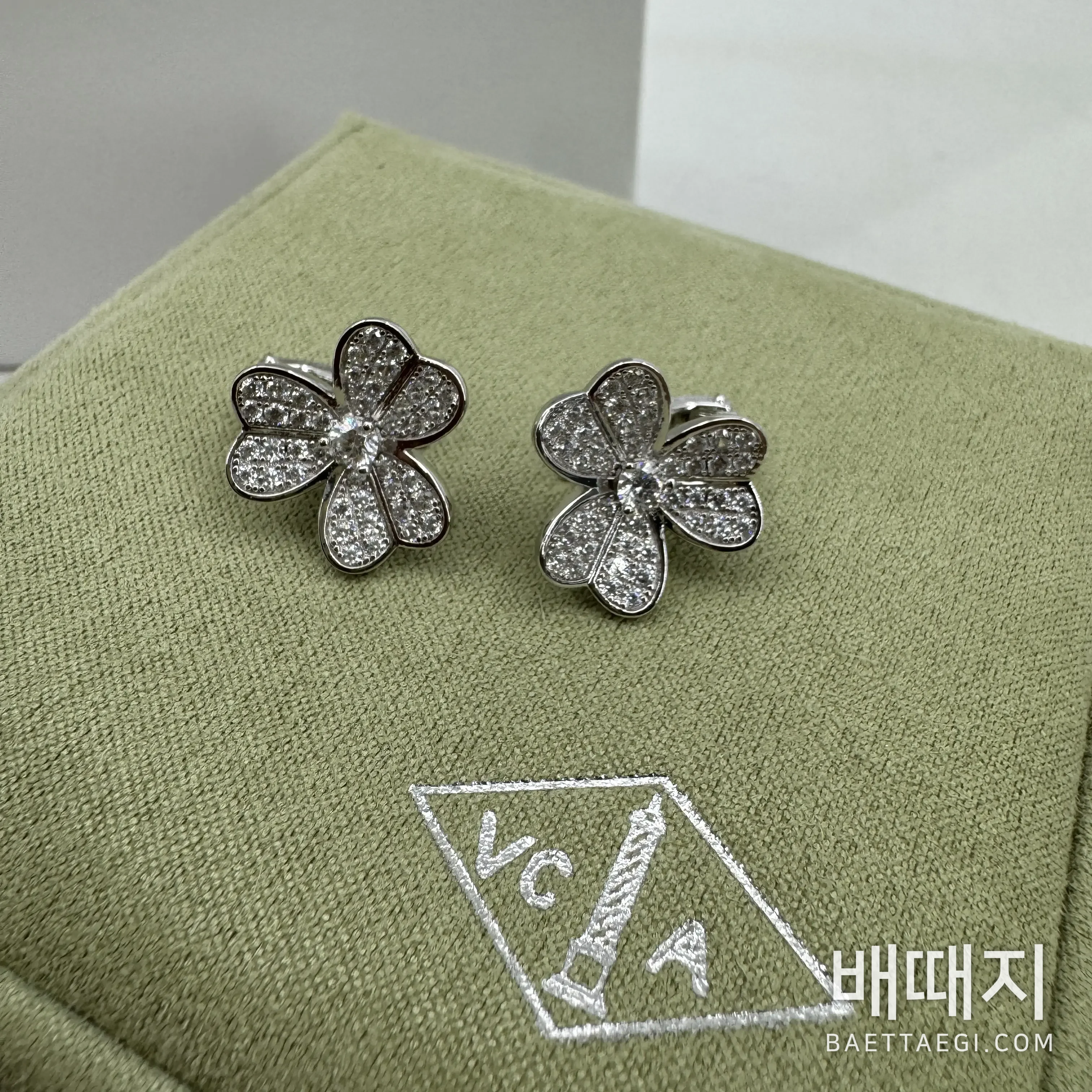 반클리프앤아펠 프리볼 하트 더블 플라워 다이아몬드 귀걸이 검수사진 5