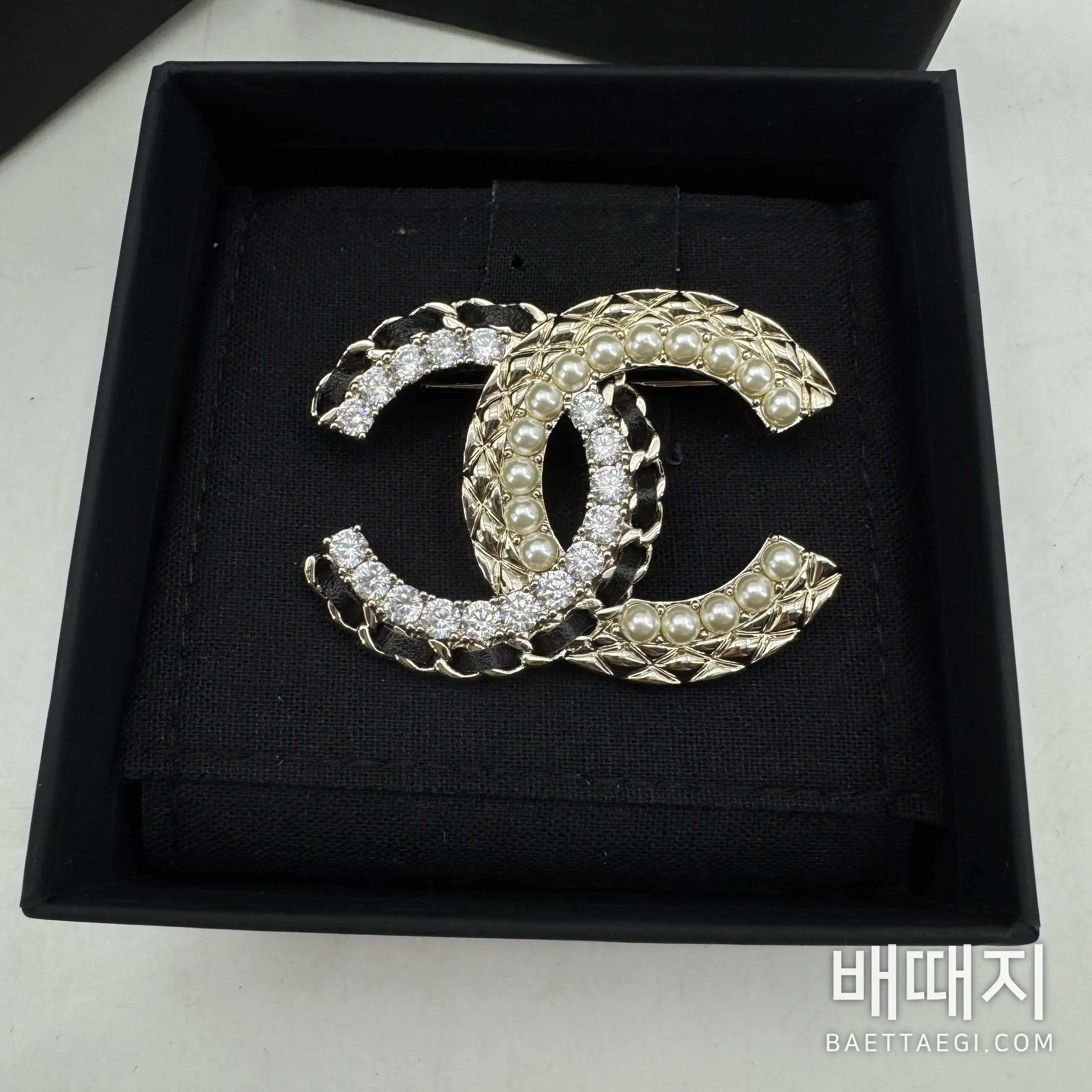 샤넬 가죽 실 진주 라인스톤 더블 C 브로치 검수사진 3