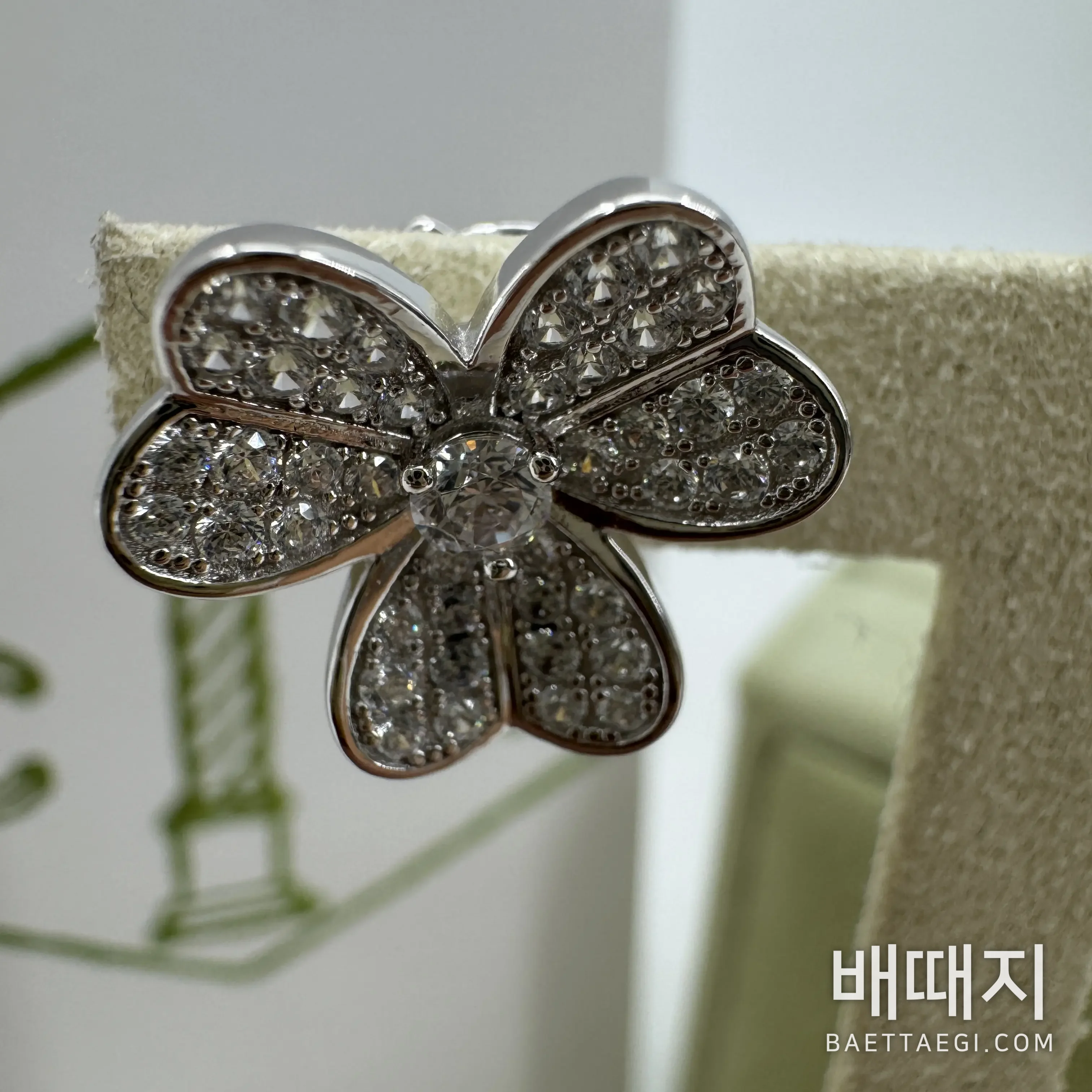 반클리프앤아펠 프리볼 하트 더블 플라워 다이아몬드 귀걸이 검수사진 4