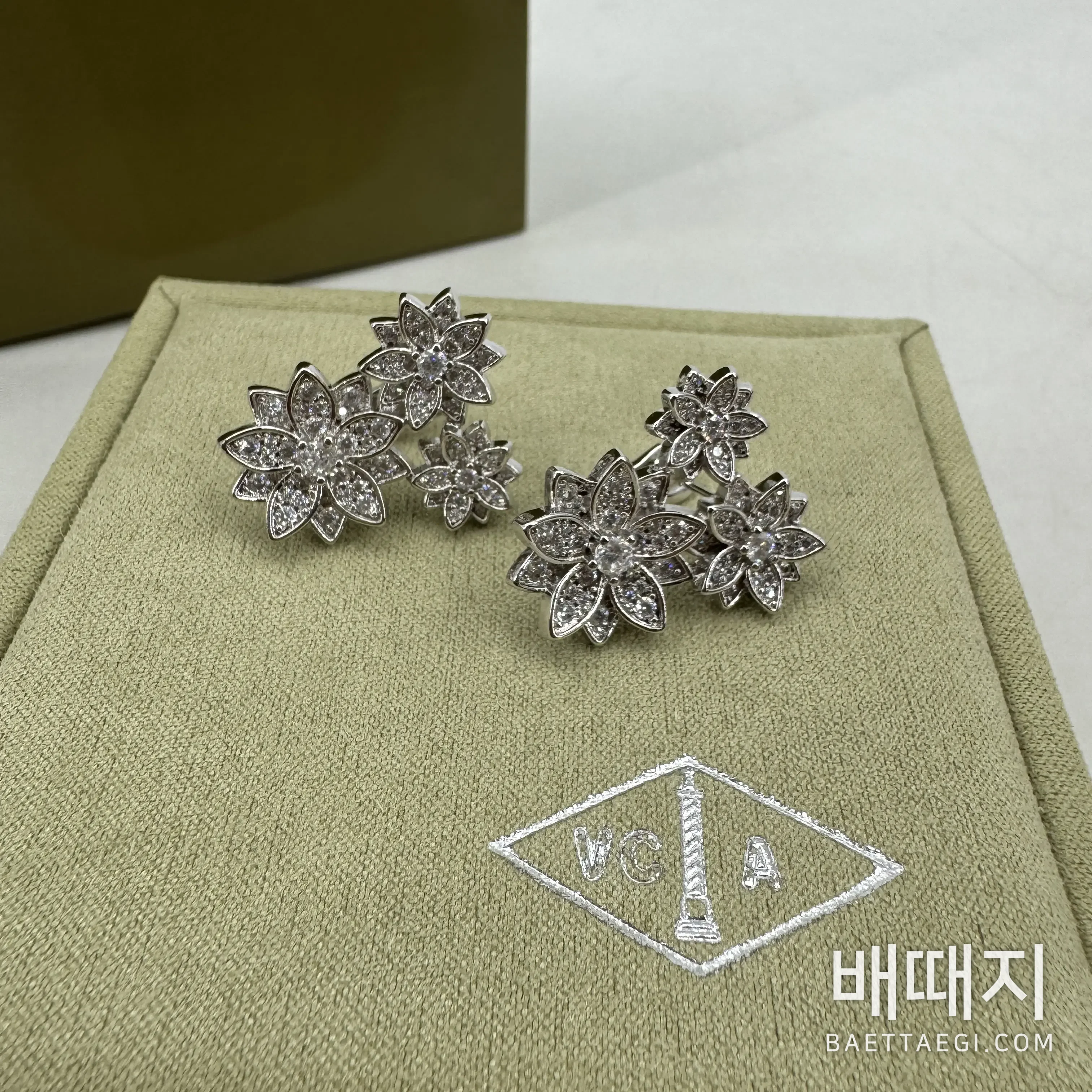 반클리프앤아펠 스리 로터스 스털링 실버 귀걸이 63790 검수사진 6