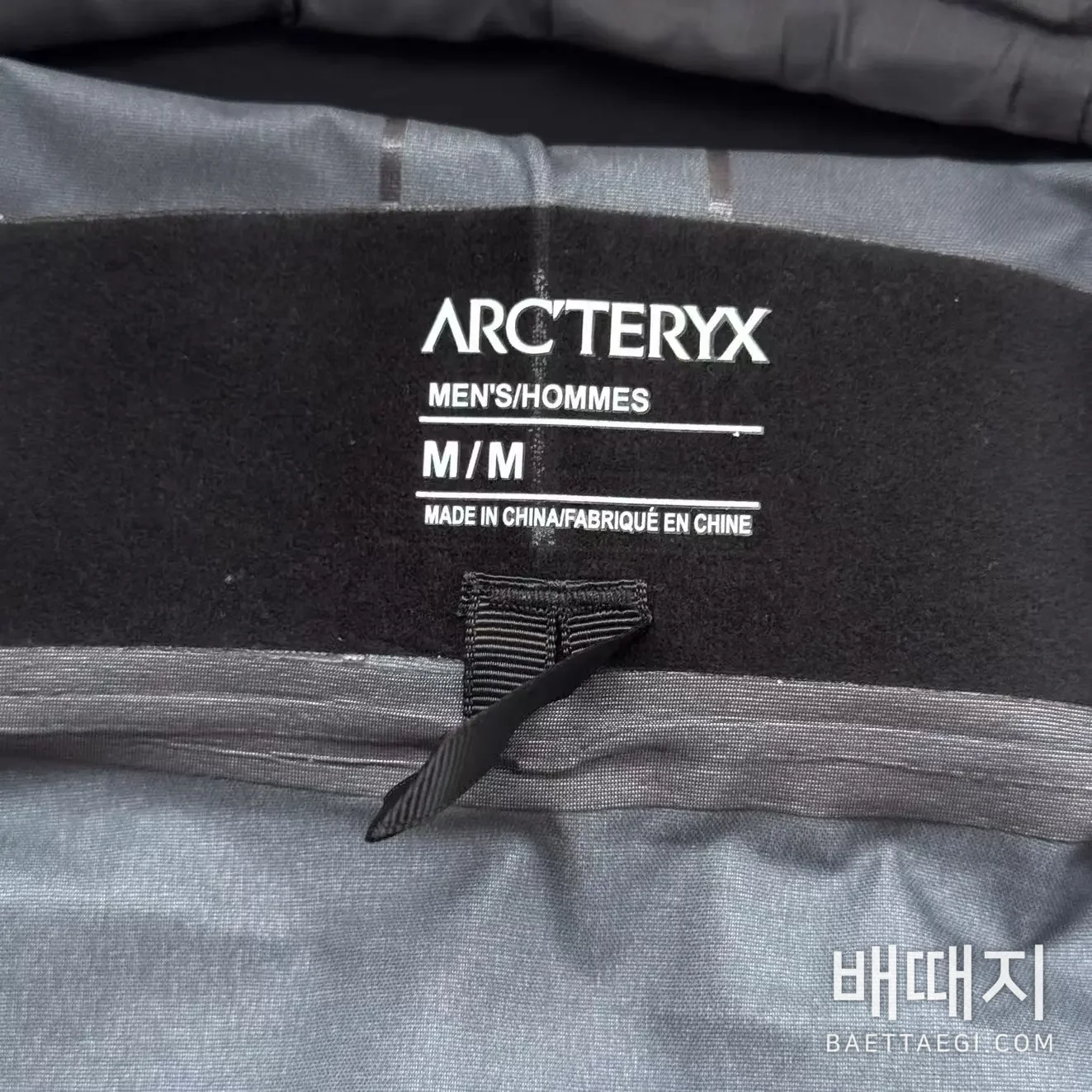 아크테릭스 [TZ] 알파 SV 자켓 6세대 블랙 골드 200130 Arc'teryx Alpha SV Jacket 6 24K Black 검수사진 3
