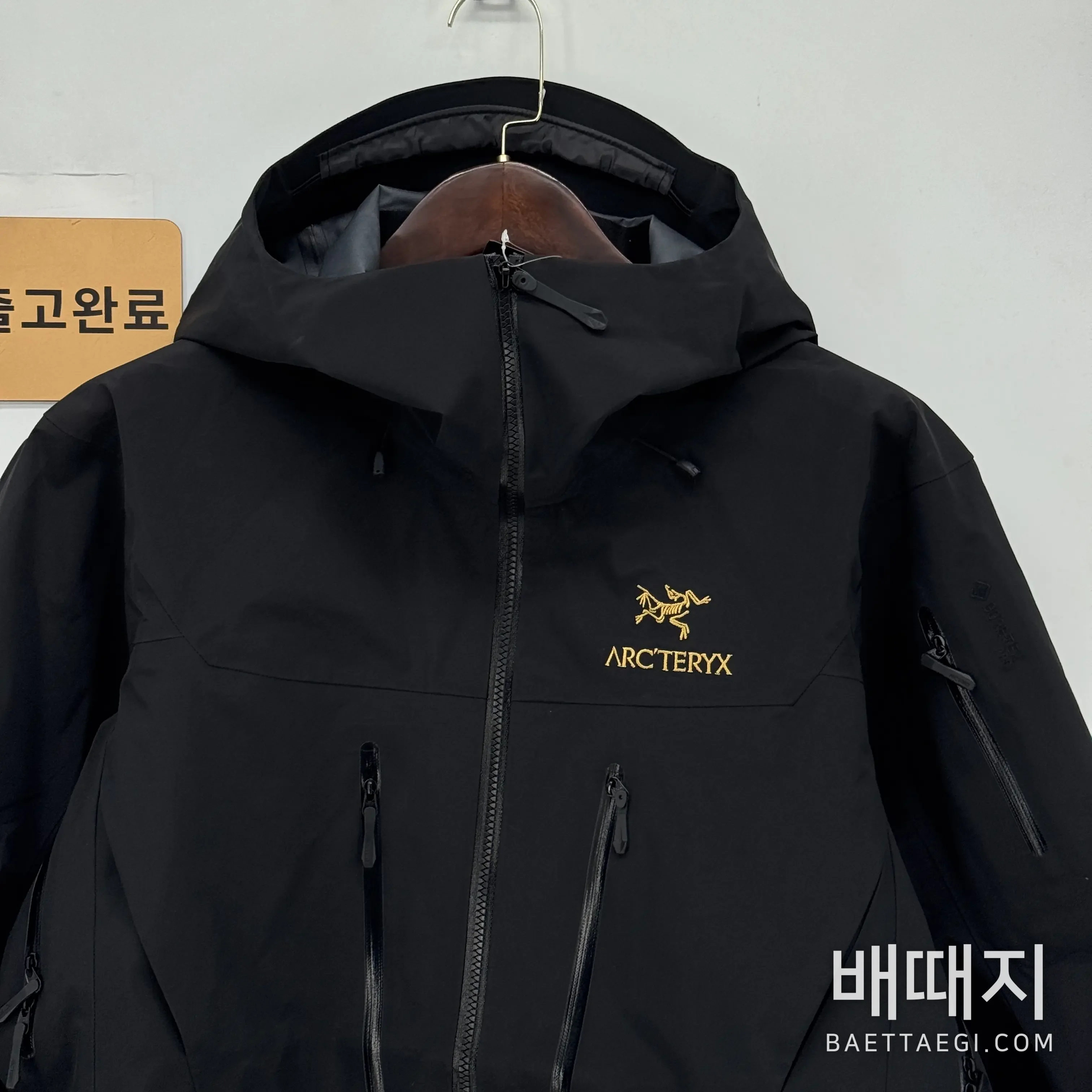 아크테릭스 [TZ] 알파 SV 자켓 6세대 블랙 골드 200130 Arc'teryx Alpha SV Jacket 6 24K Black 검수사진 5