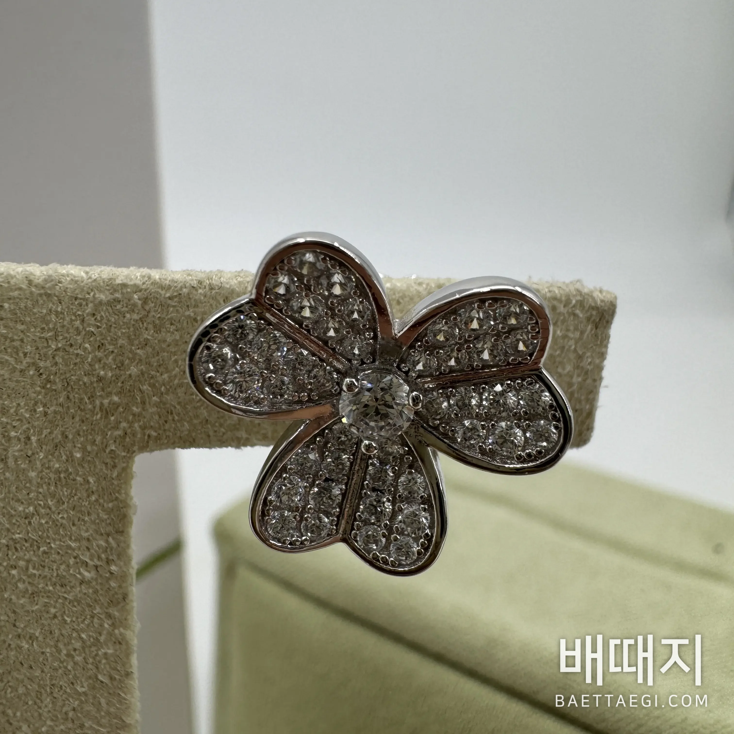 반클리프앤아펠 프리볼 하트 더블 플라워 다이아몬드 귀걸이 검수사진 3