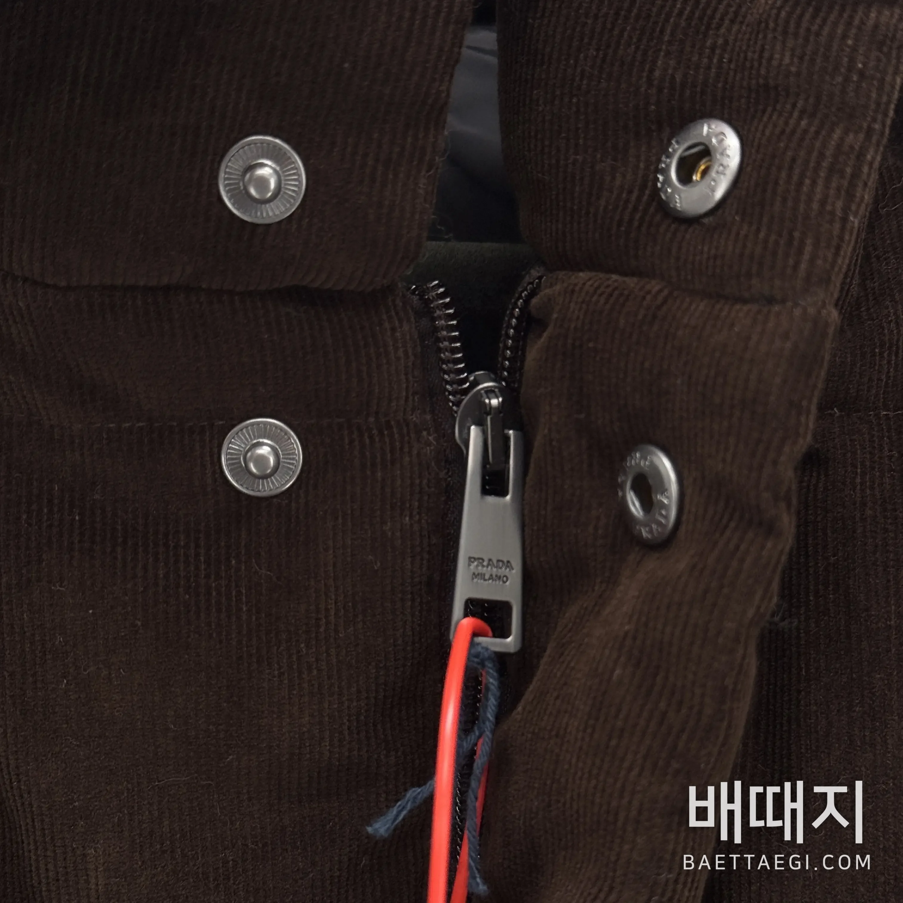 프라다 트라이앵글 로고 남성 다운 패딩 검수사진 5