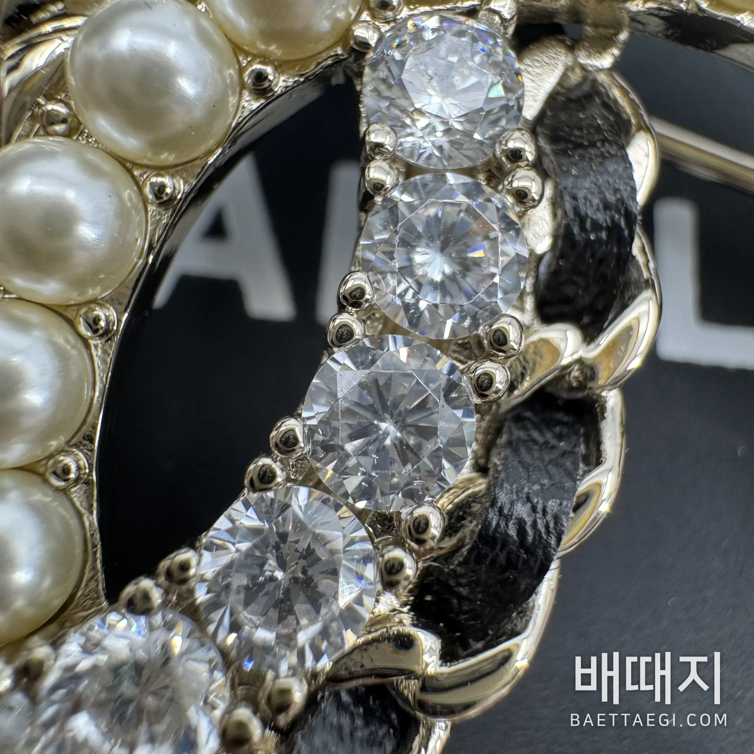 샤넬 가죽 실 진주 라인스톤 더블 C 브로치 검수사진 4