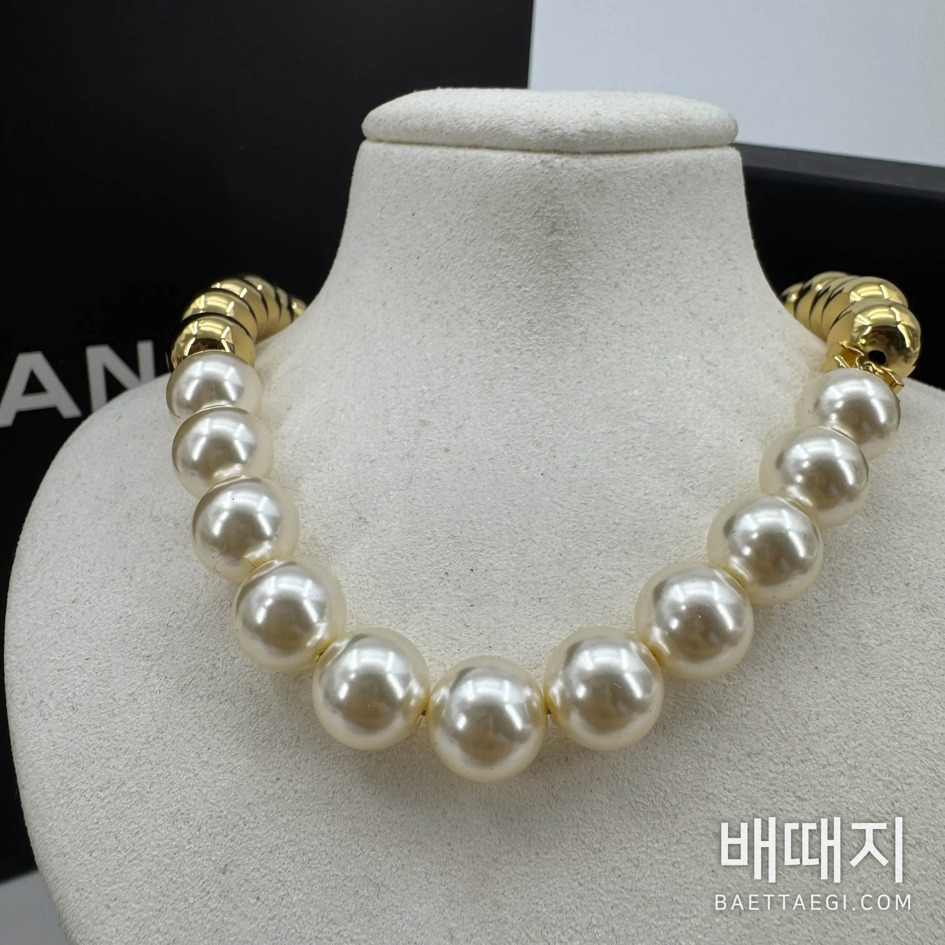 샤넬 골드 볼 진주 더블 C 로고 숏 초커 목걸이 검수사진 2