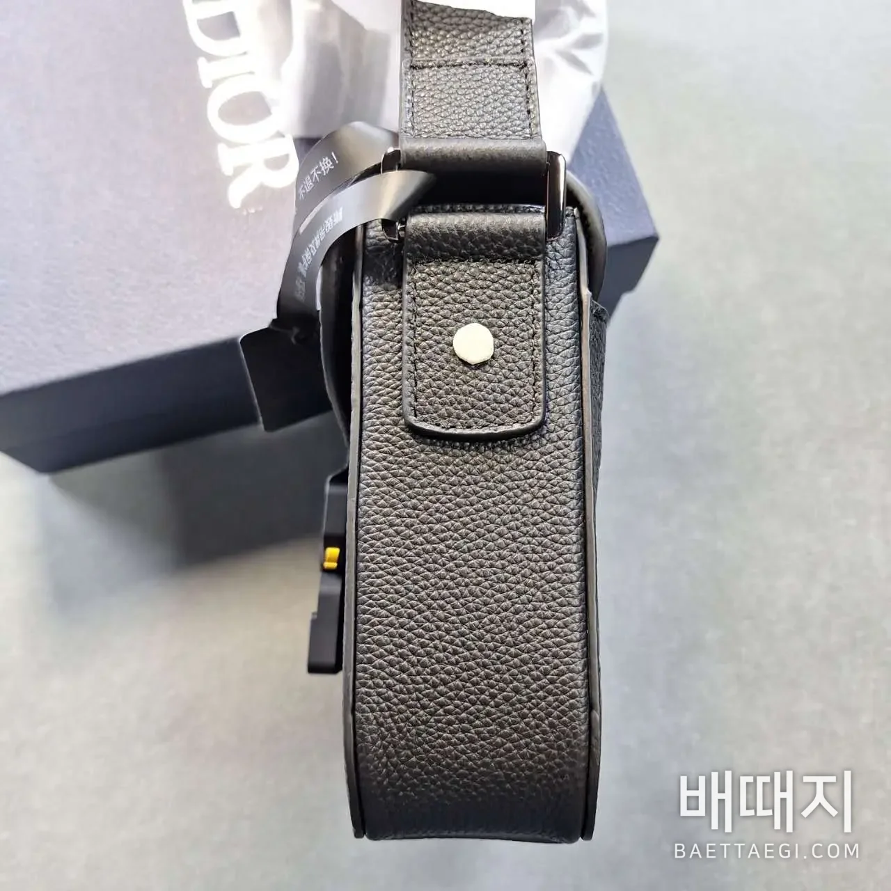 디올 스몰 새들 메신저 백 플랩 디올 그래비티 레더 네이비 블루 검수사진 5