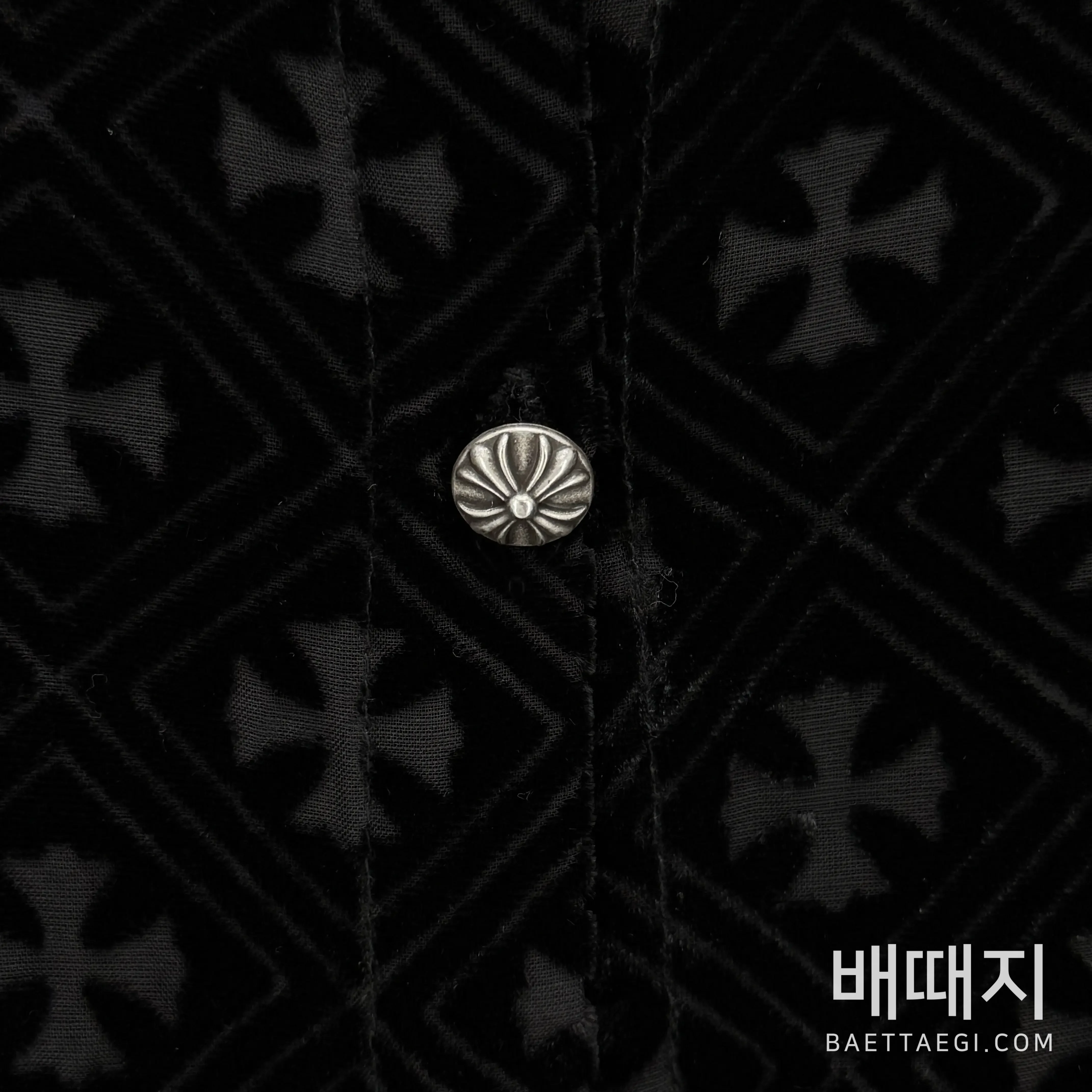 크롬하츠 마할 키타 모노그램 크로스 벨벳 셔츠 156286 검수사진 2