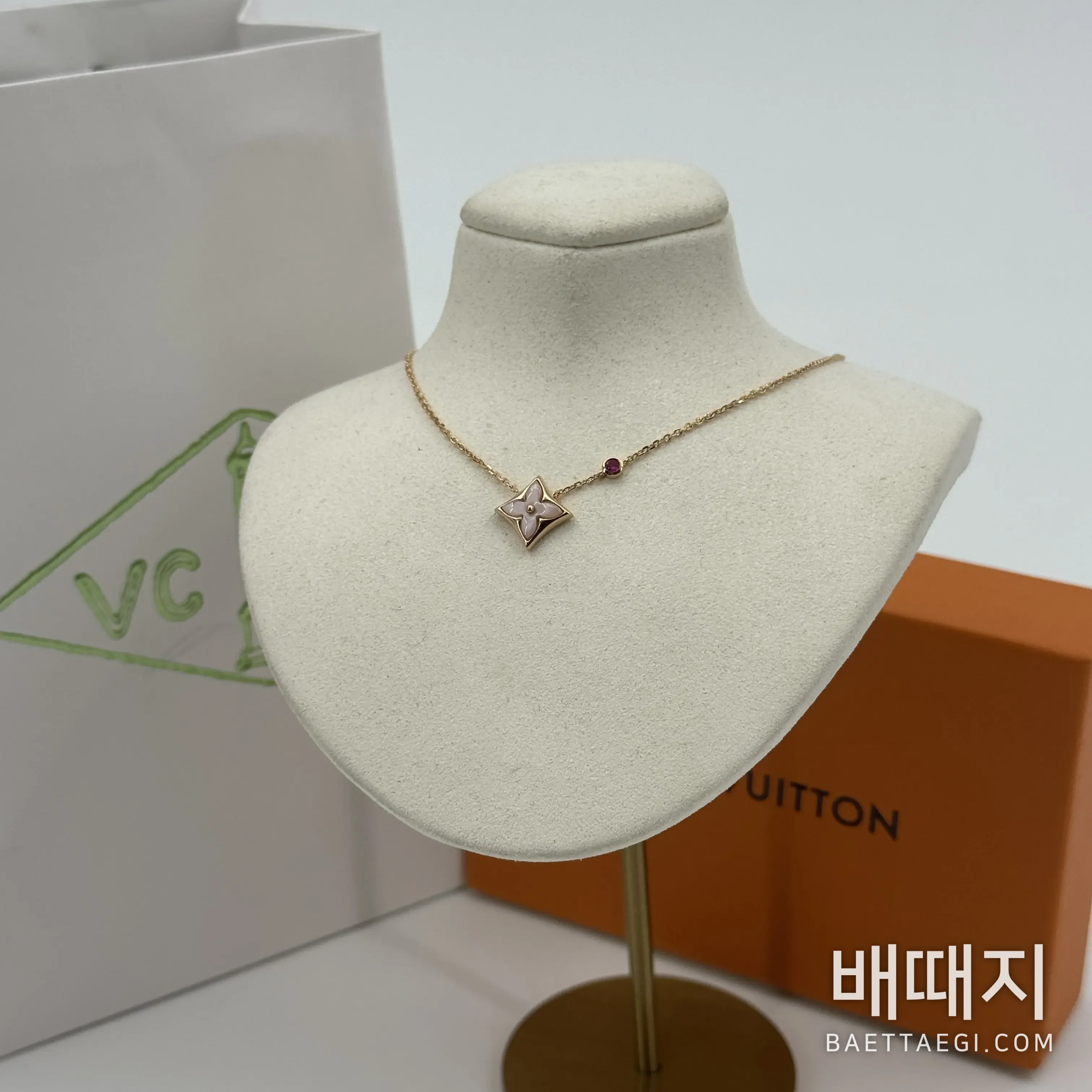 루이비통 핑크 자개 꽃 장식 목걸이 179629 검수사진 5