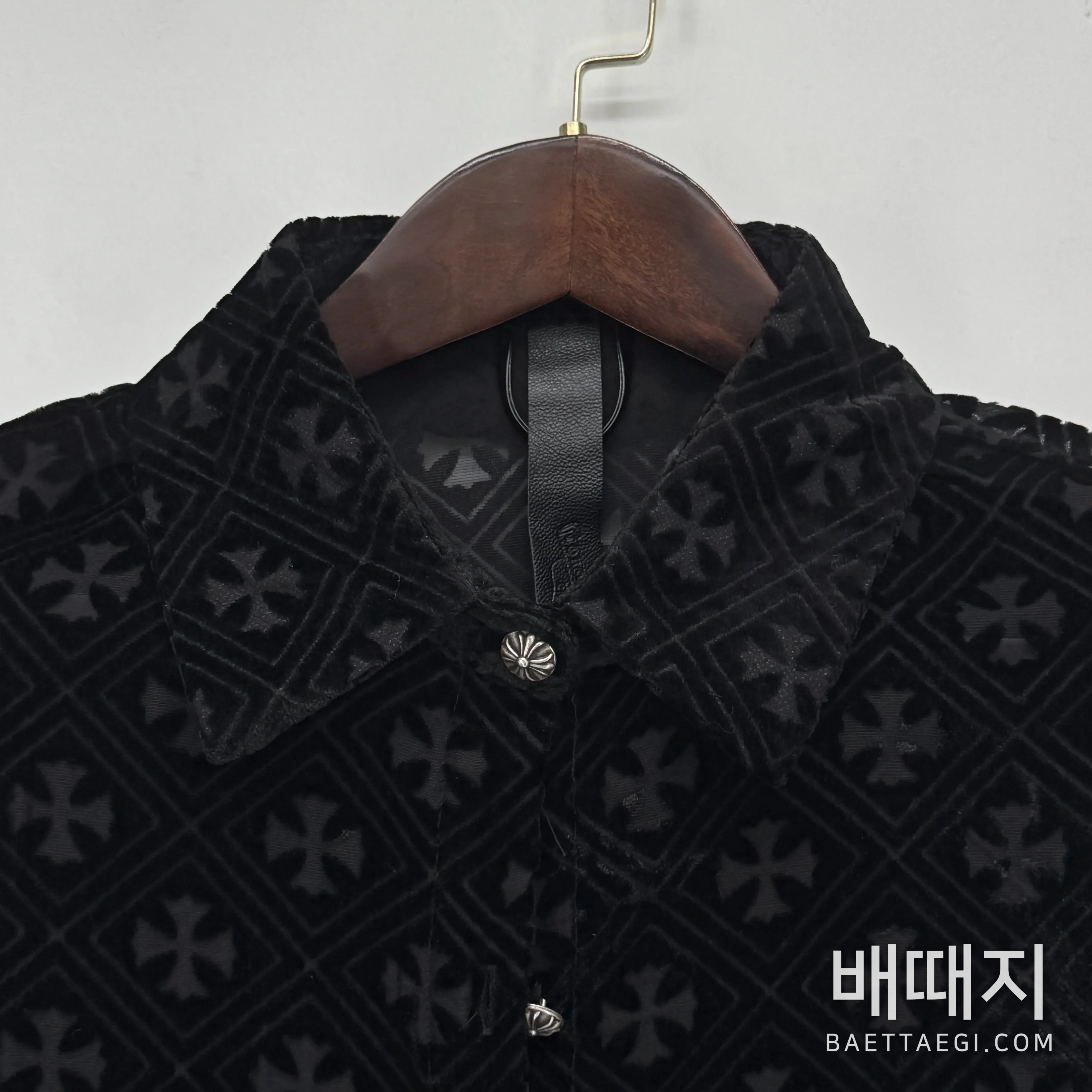 크롬하츠 마할 키타 모노그램 크로스 벨벳 셔츠 156286 검수사진 7