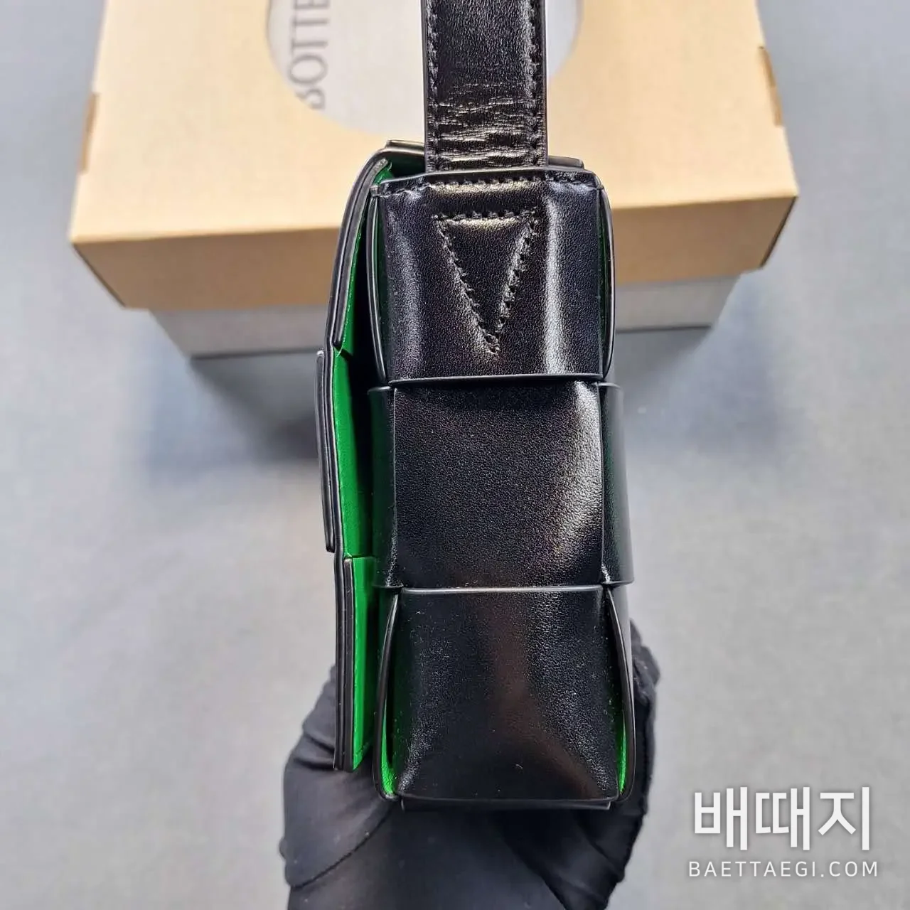 보테가베네타 스몰 카세트백 708768 검수사진 5