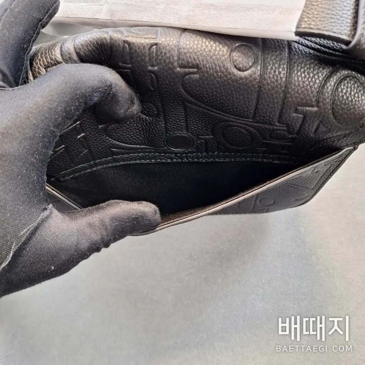 스몰 새들 메신저 백 플랩 디올 그래비티 레더 블랙 (엔젤) 검수사진 11