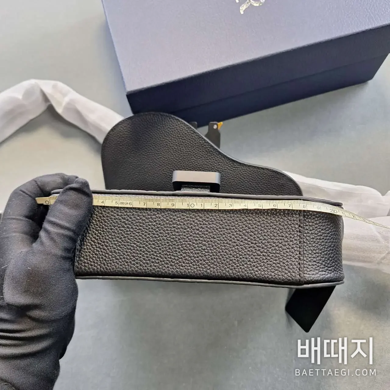 스몰 새들 메신저 백 플랩 디올 그래비티 레더 블랙 (엔젤) 검수사진 17