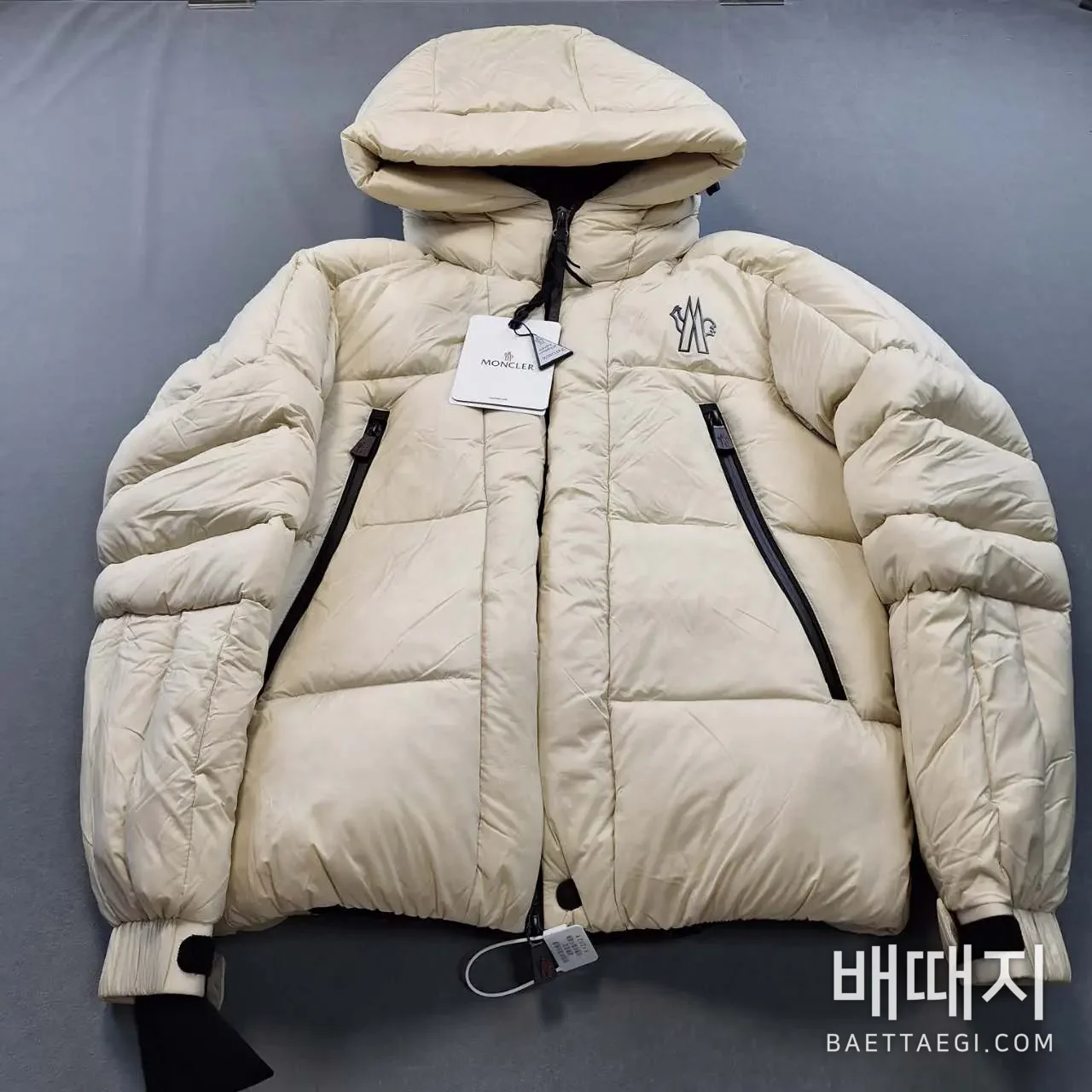 몽클레르 남성 화이트 덕다운 패딩 검수사진 1