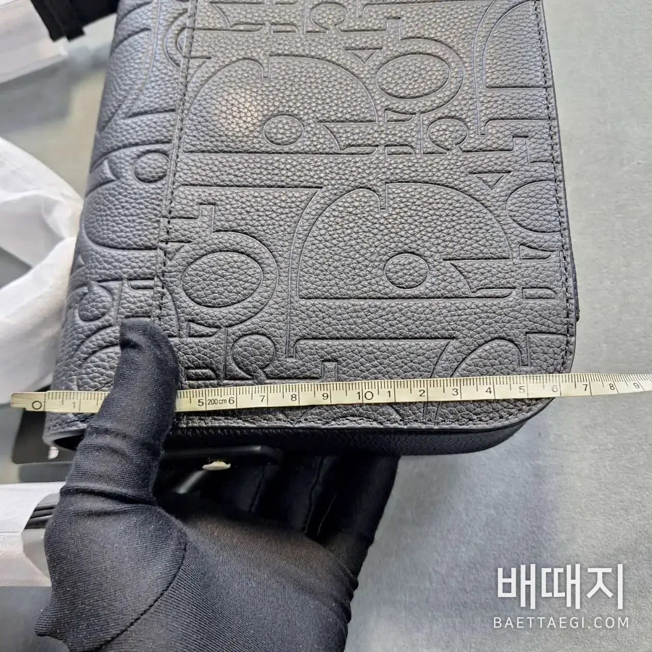 스몰 새들 메신저 백 플랩 디올 그래비티 레더 블랙 (엔젤) 검수사진 18