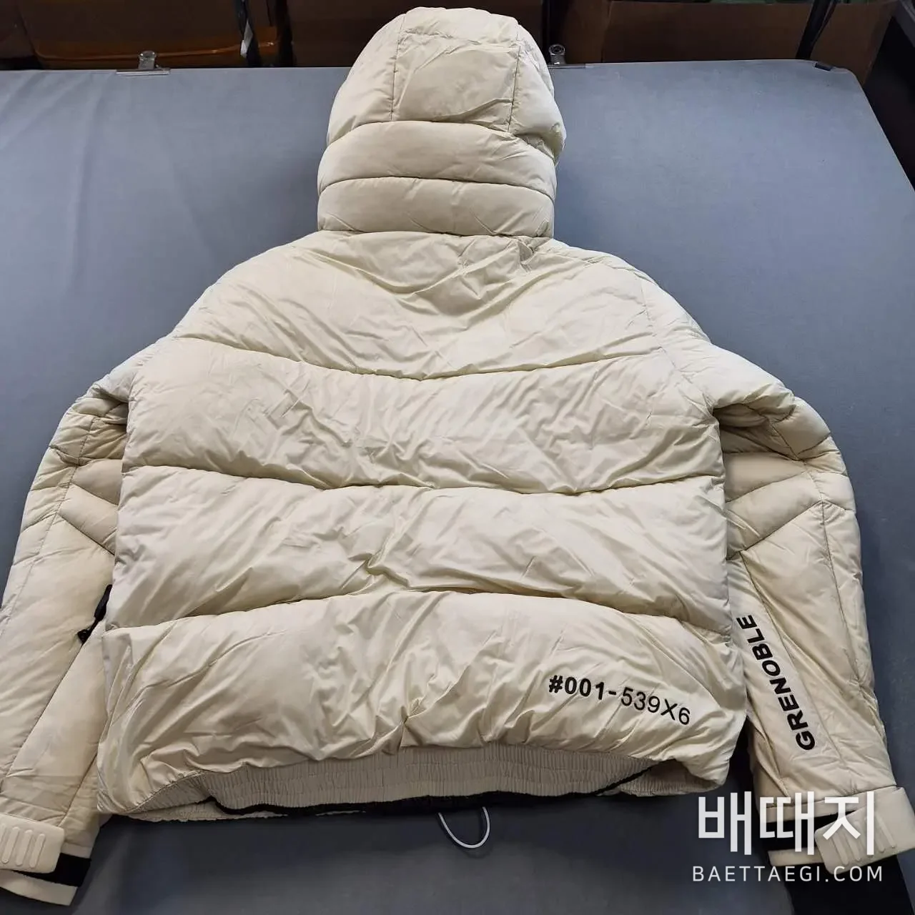 몽클레르 남성 화이트 덕다운 패딩 검수사진 2