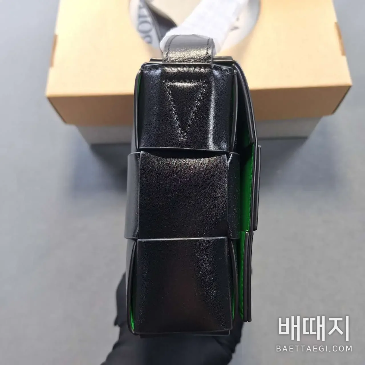 보테가베네타 스몰 카세트백 708768 검수사진 3