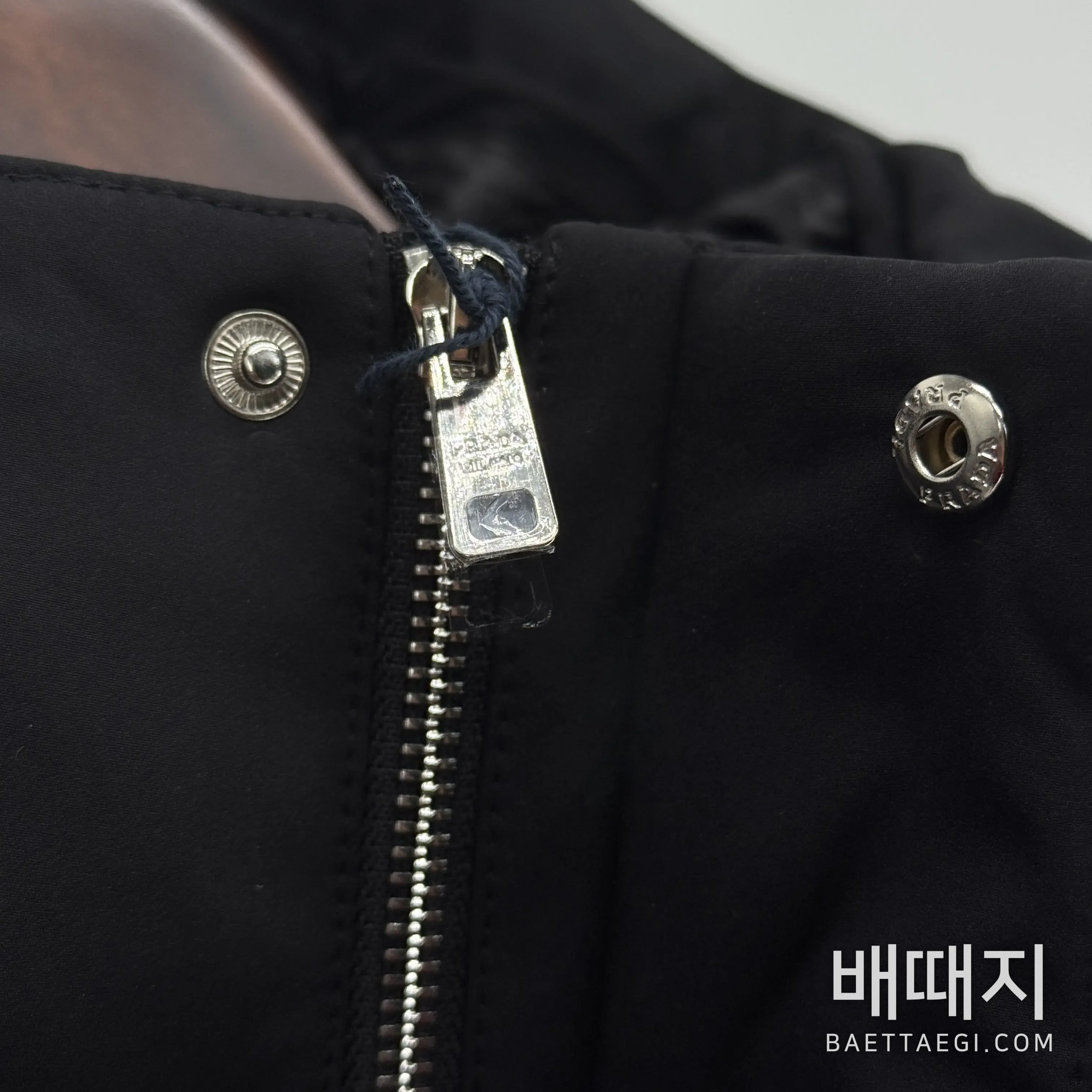프라다 후드 다운 재킷 검수사진 3