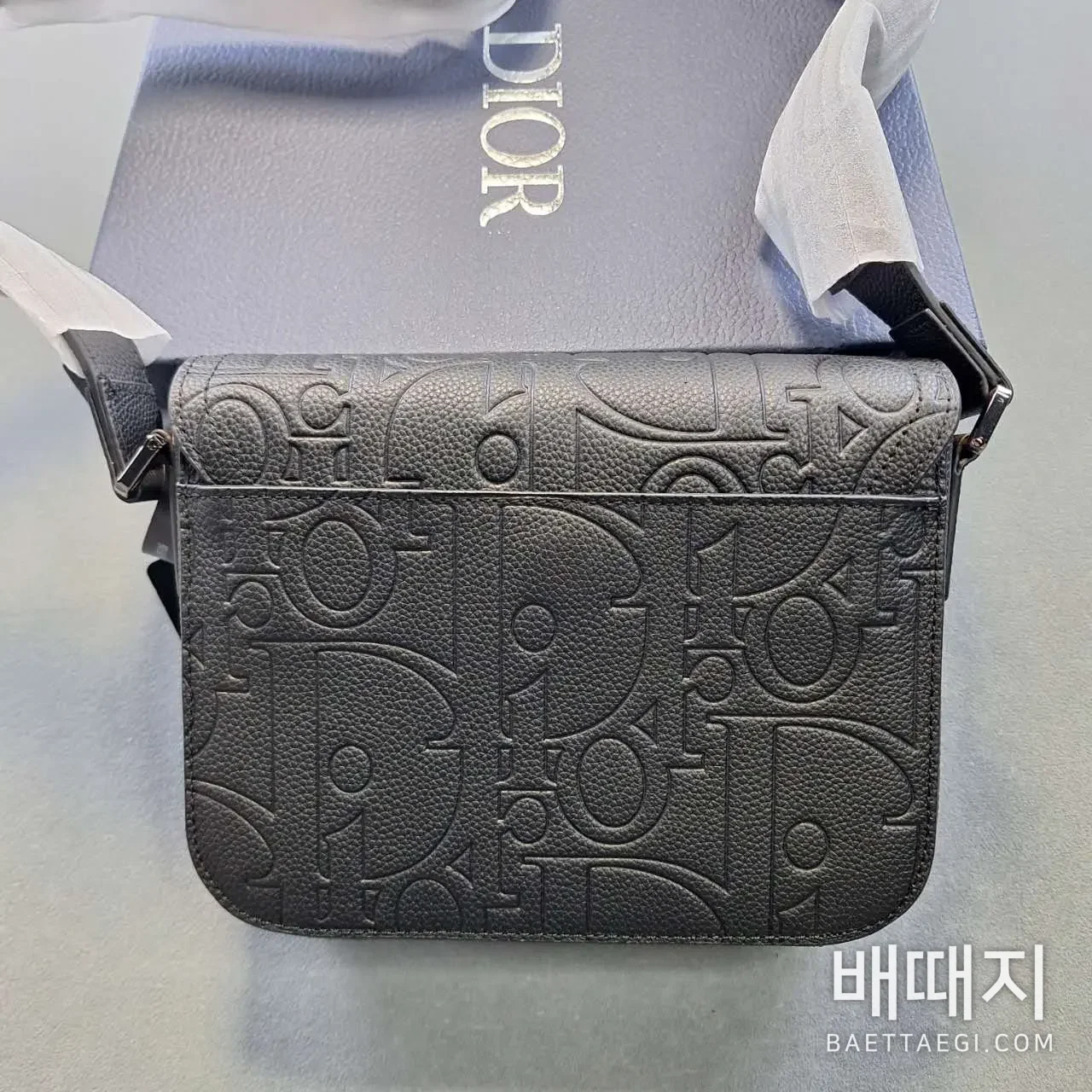 디올 스몰 새들 메신저 백 플랩 디올 그래비티 레더 네이비 블루 검수사진 3