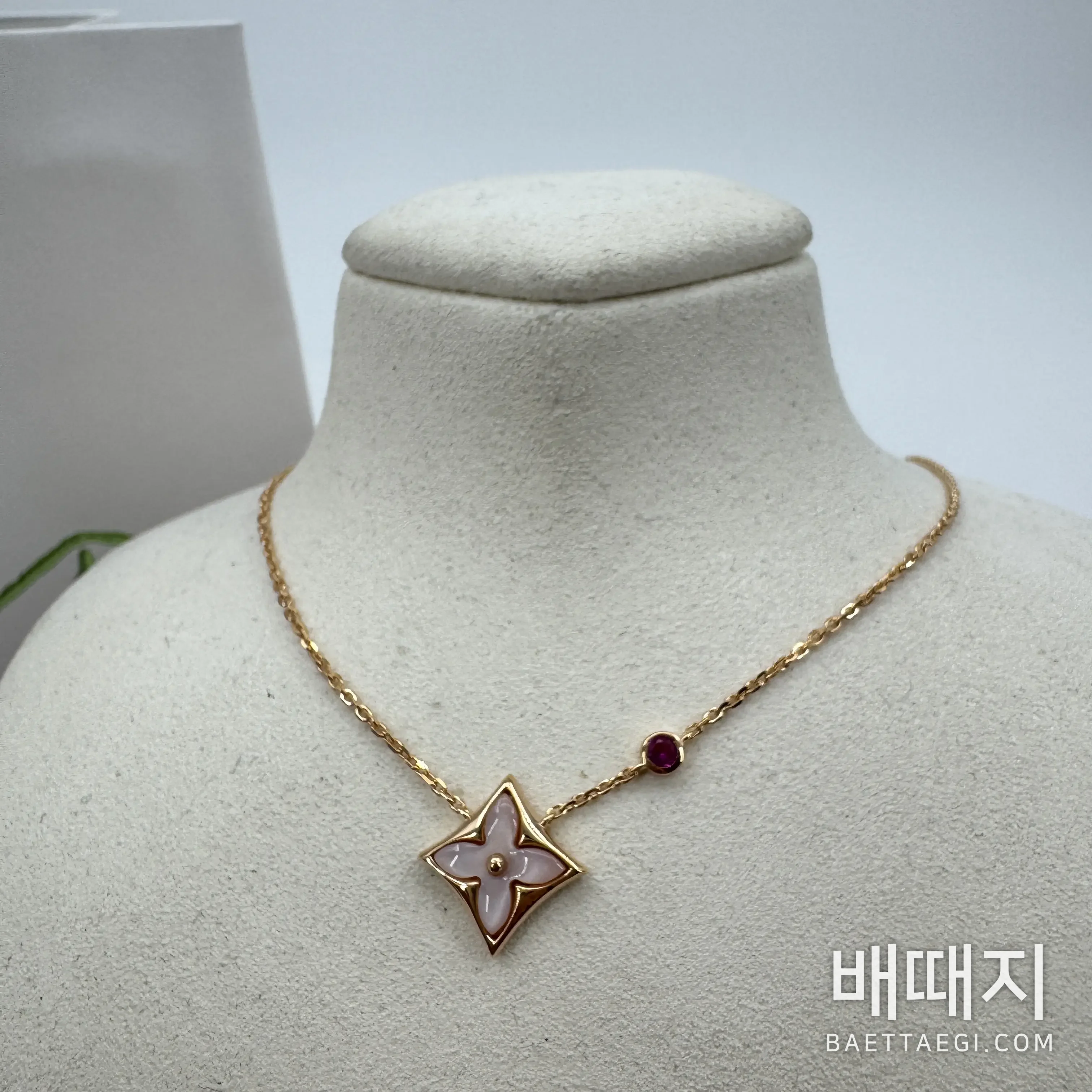 루이비통 핑크 자개 꽃 장식 목걸이 179629 검수사진 4
