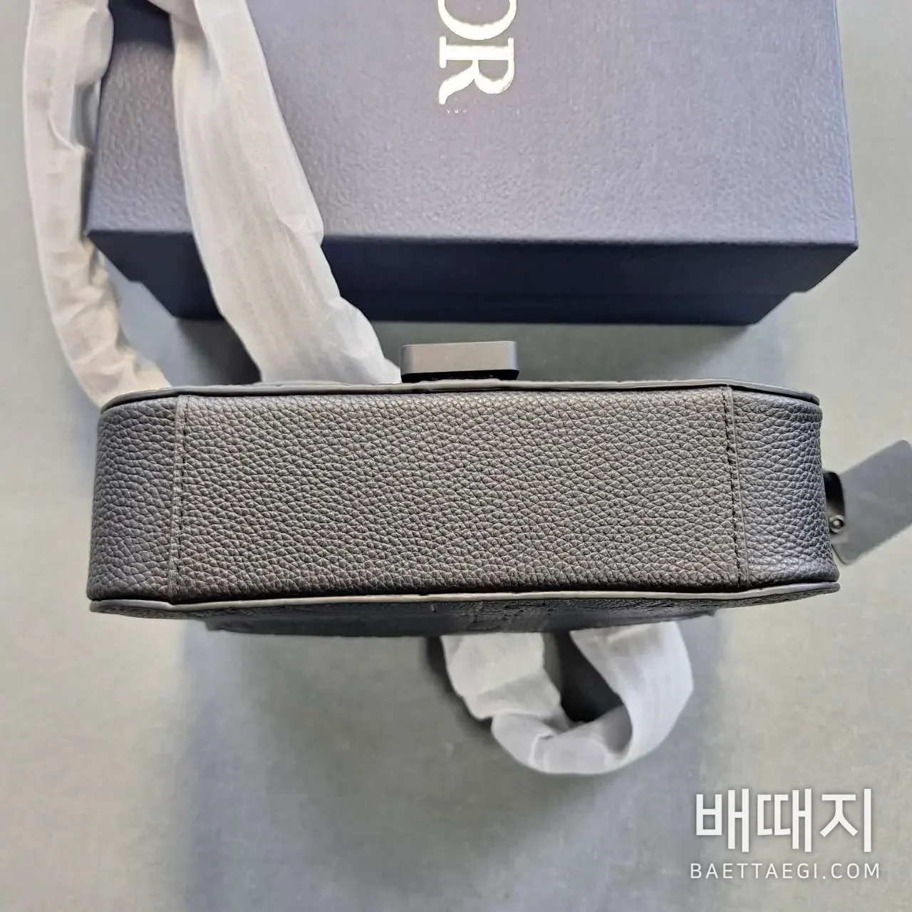스몰 새들 메신저 백 플랩 디올 그래비티 레더 블랙 (엔젤) 검수사진 7