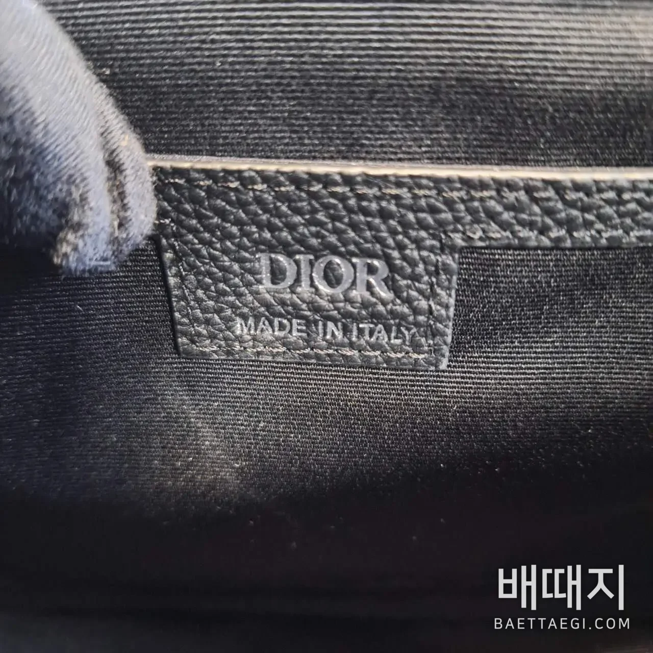 스몰 새들 메신저 백 플랩 디올 그래비티 레더 블랙 (엔젤) 검수사진 15