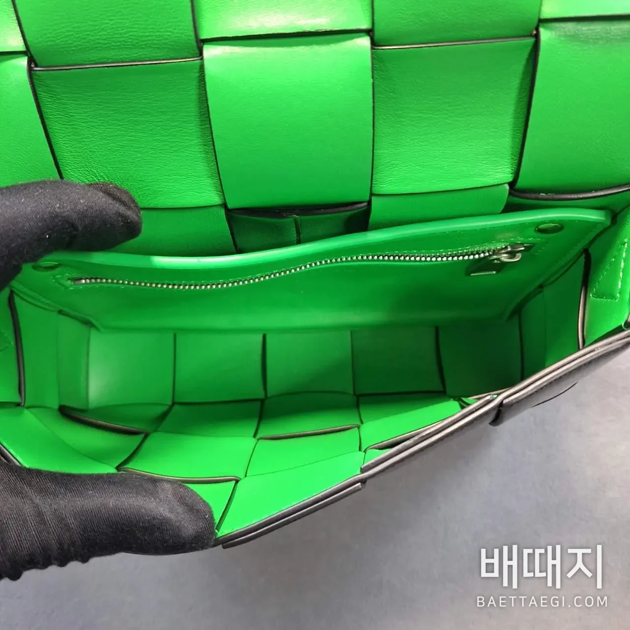 보테가베네타 스몰 카세트백 708768 검수사진 4