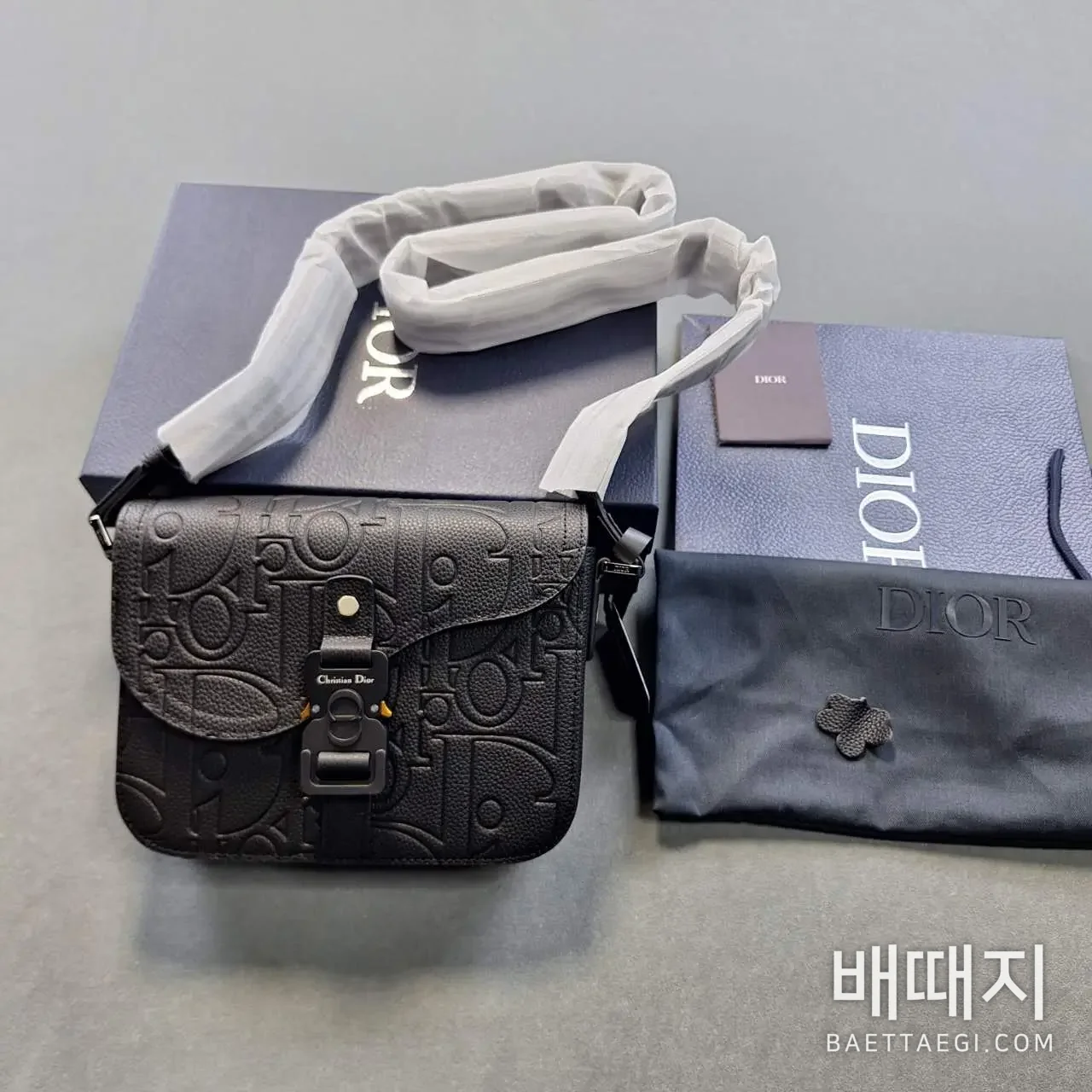 디올 스몰 새들 메신저 백 플랩 디올 그래비티 레더 네이비 블루 검수사진 1