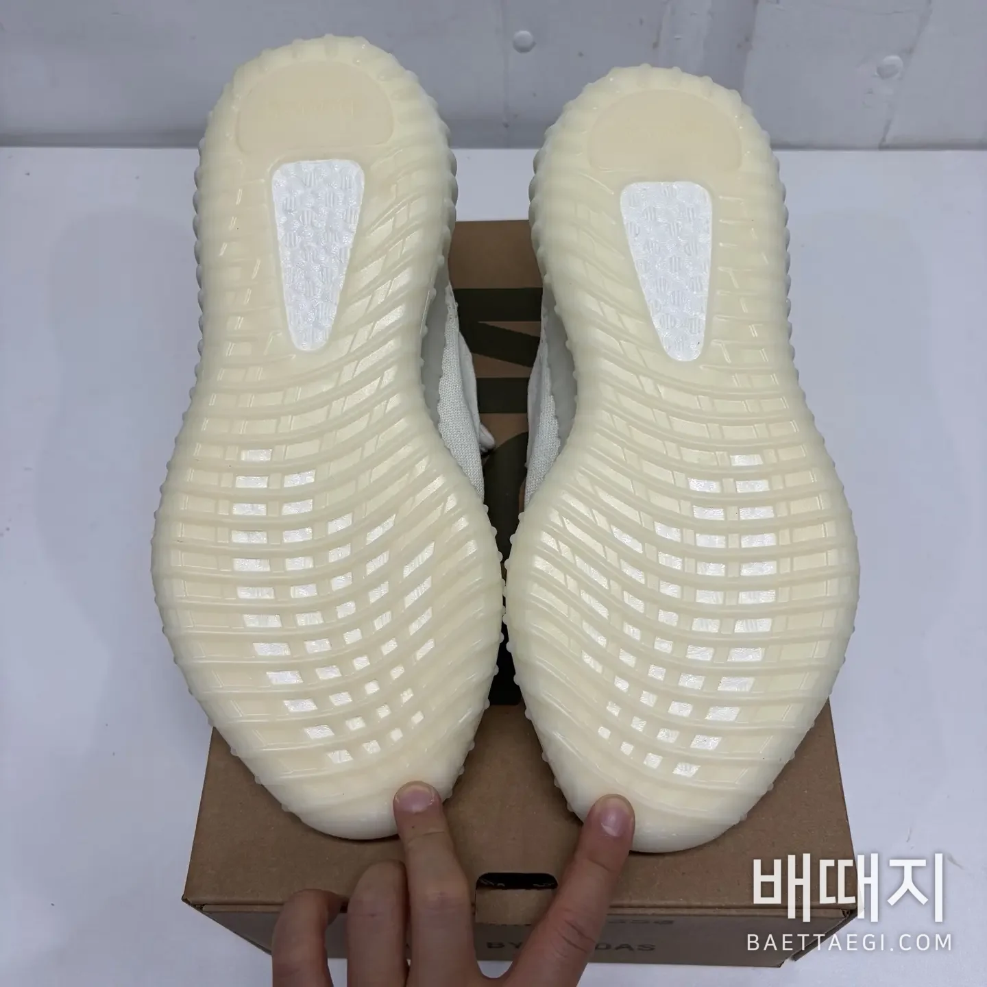 아디다스 [XQ] 이지 부스트 350 V2 HQ6316 200803 Adidas Yeezy Boost 350 V2 Bone 검수사진 3