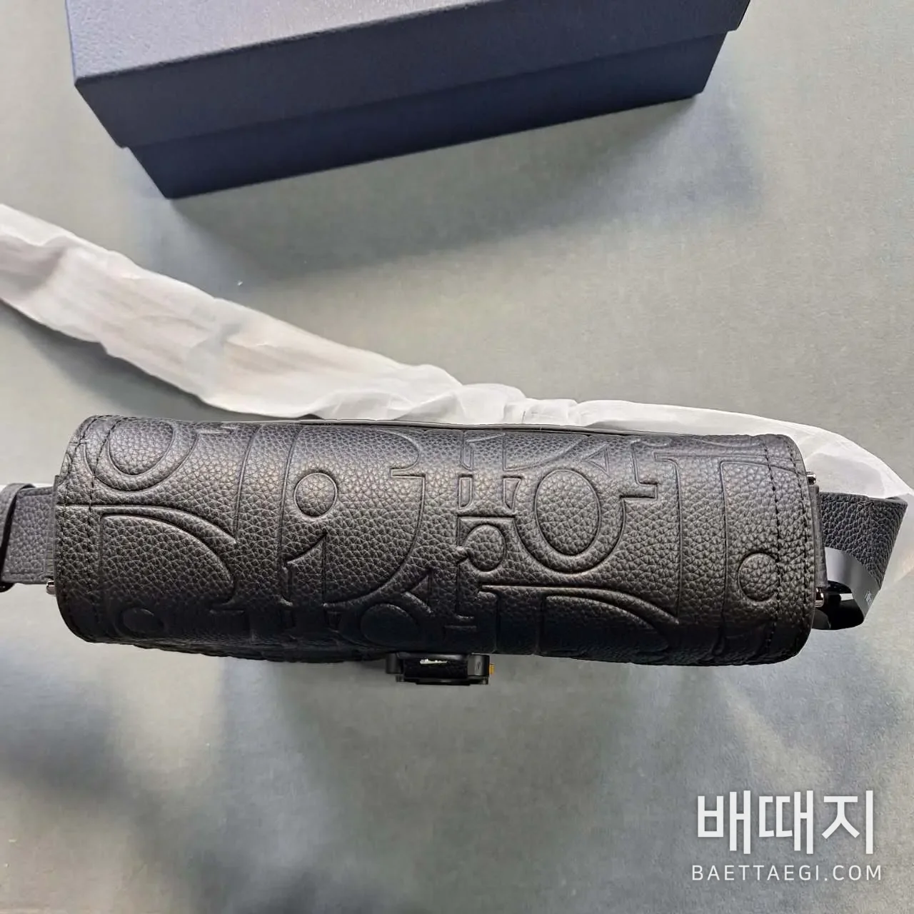 스몰 새들 메신저 백 플랩 디올 그래비티 레더 블랙 (엔젤) 검수사진 8