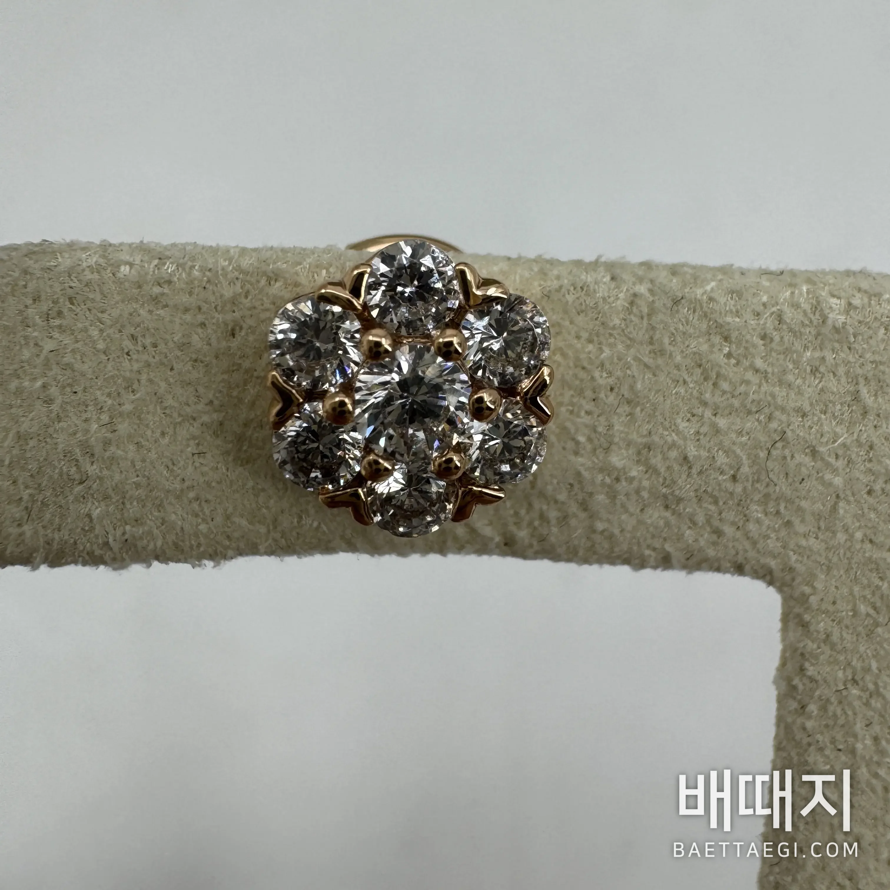 반클리프앤아펠 플루레 꽃 모양 다이아몬드 스터드 귀걸이 검수사진 4