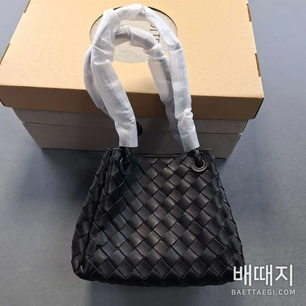 보테가베네타 파라슈트 스몰 인트레치아토 가죽 숄더백 검수사진 4