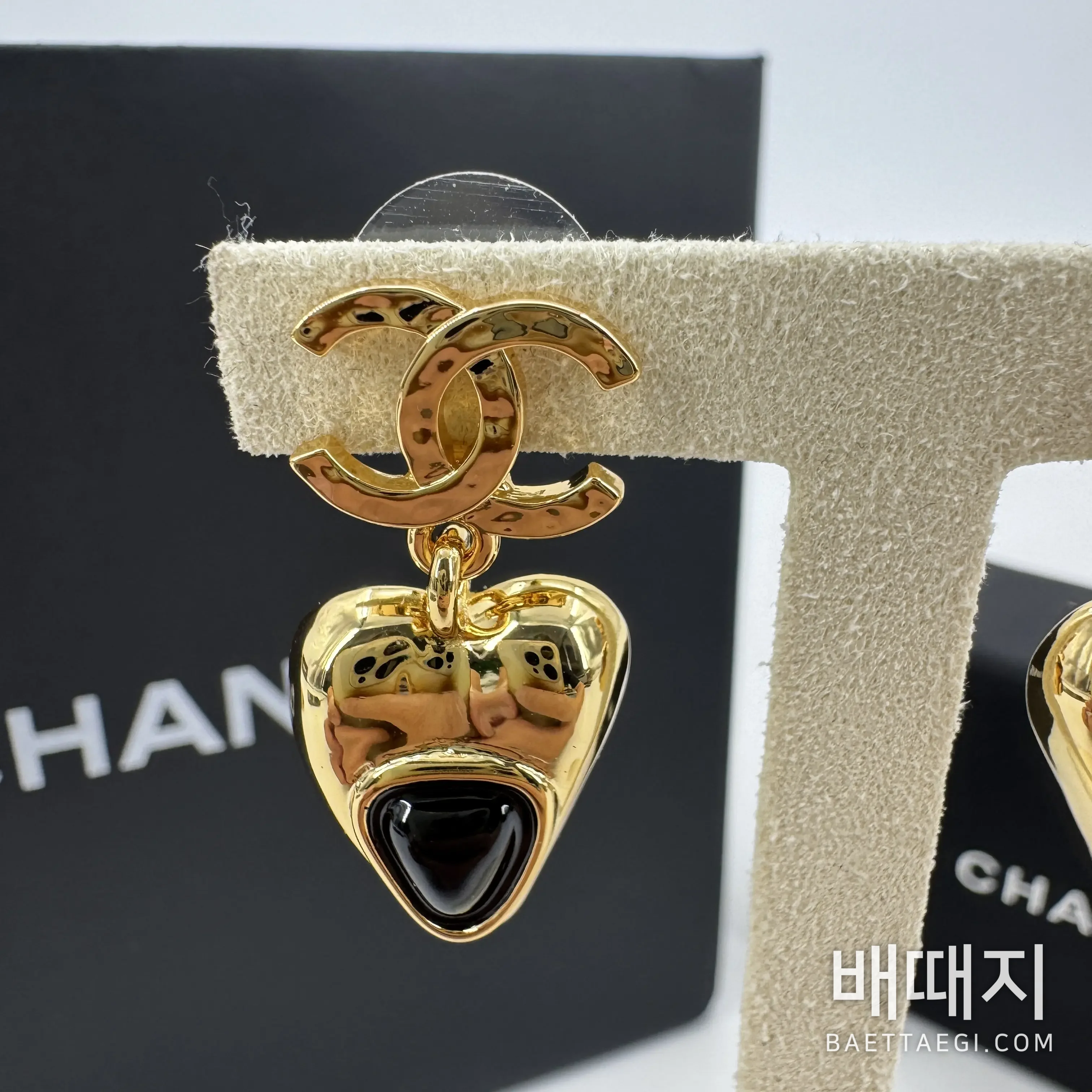 샤넬 골드 진주 하트 귀걸이 검수사진 4