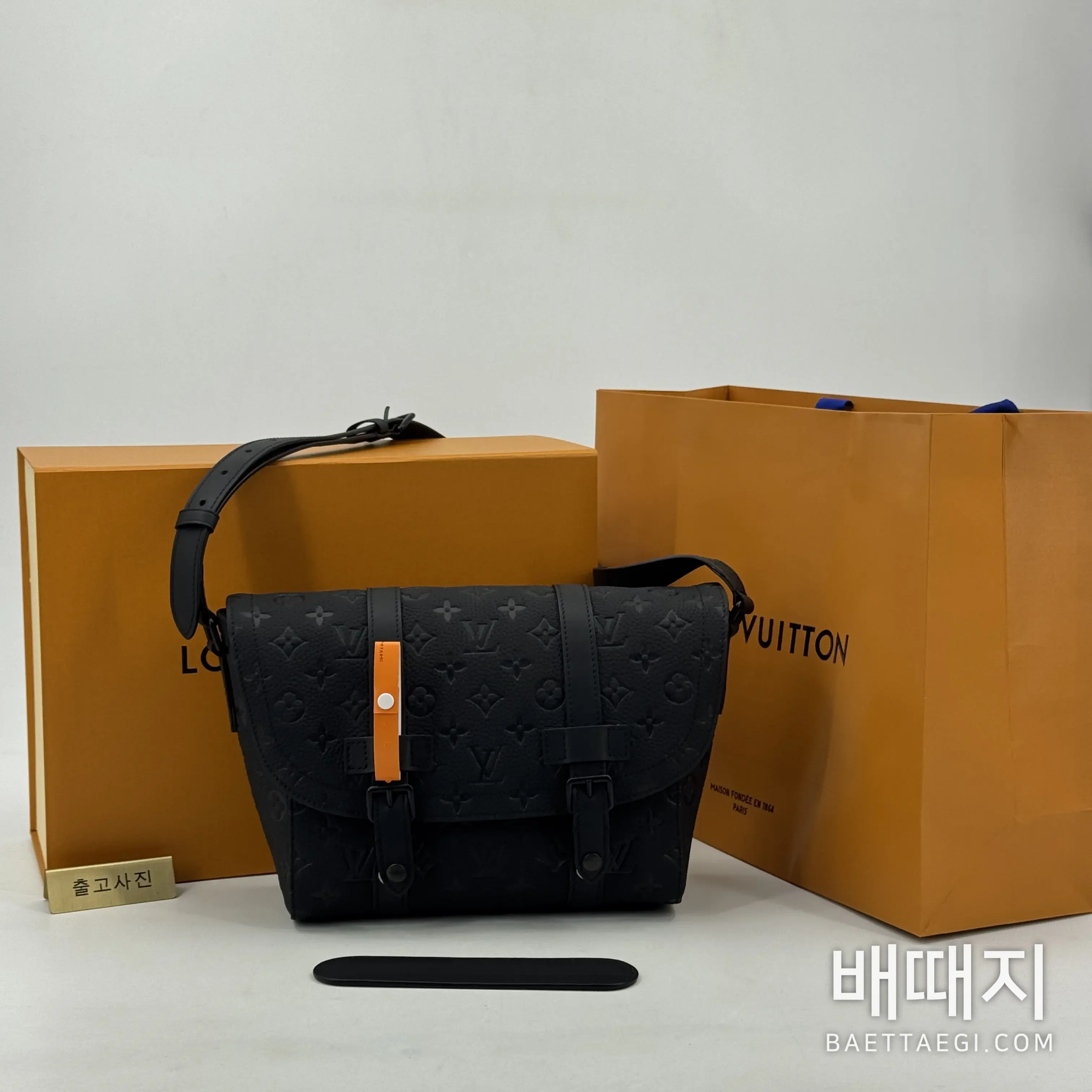 루이비통 크리스토퍼 메신저 가방 M28324 검수사진 1