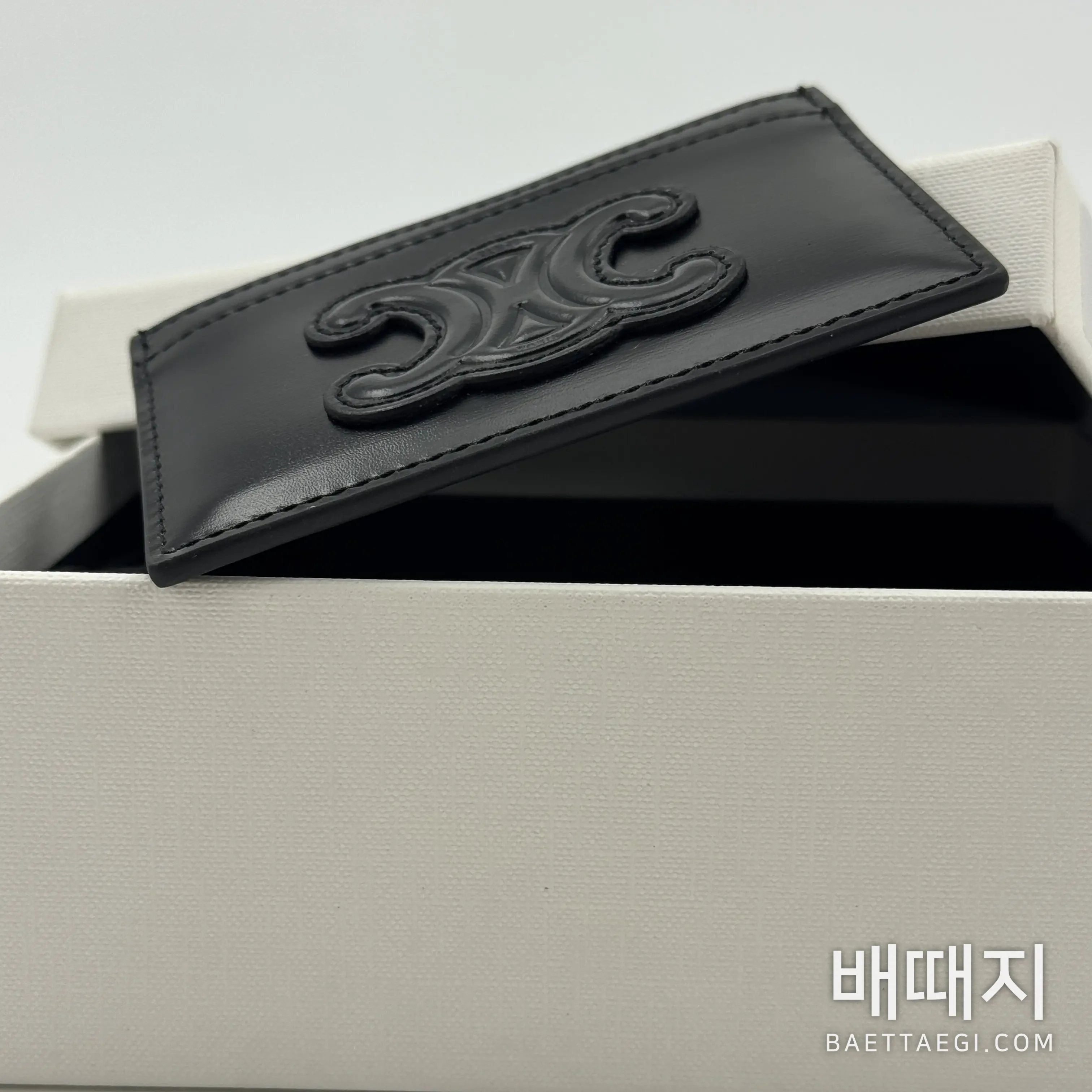 셀린느 트리옴페 광택 소가죽 카드 홀더 지갑 10B703EMJ 검수사진 5