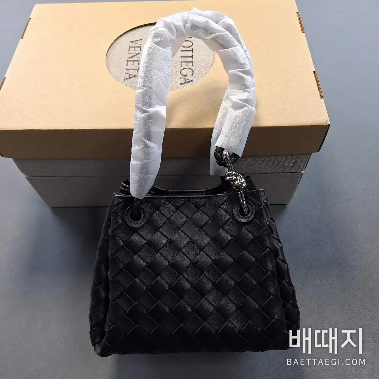 보테가베네타 파라슈트 스몰 인트레치아토 가죽 숄더백 검수사진 3