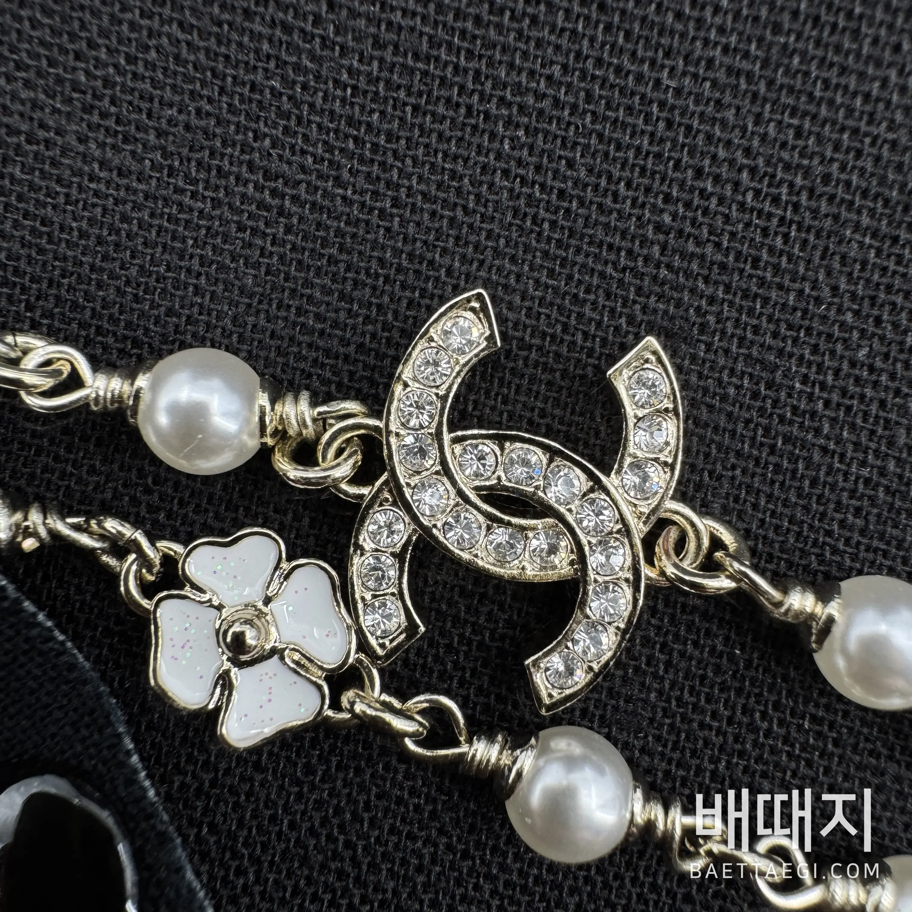 샤넬 카멜리아 진주 라인스톤 더블 C 롱 목걸이 검수사진 3