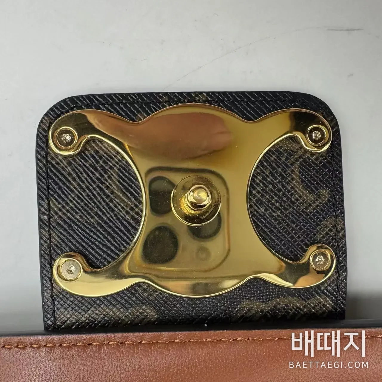 셀린느 비욘드 미디엄 로고 프린트 카프스킨 숄더백 86161 검수사진 7